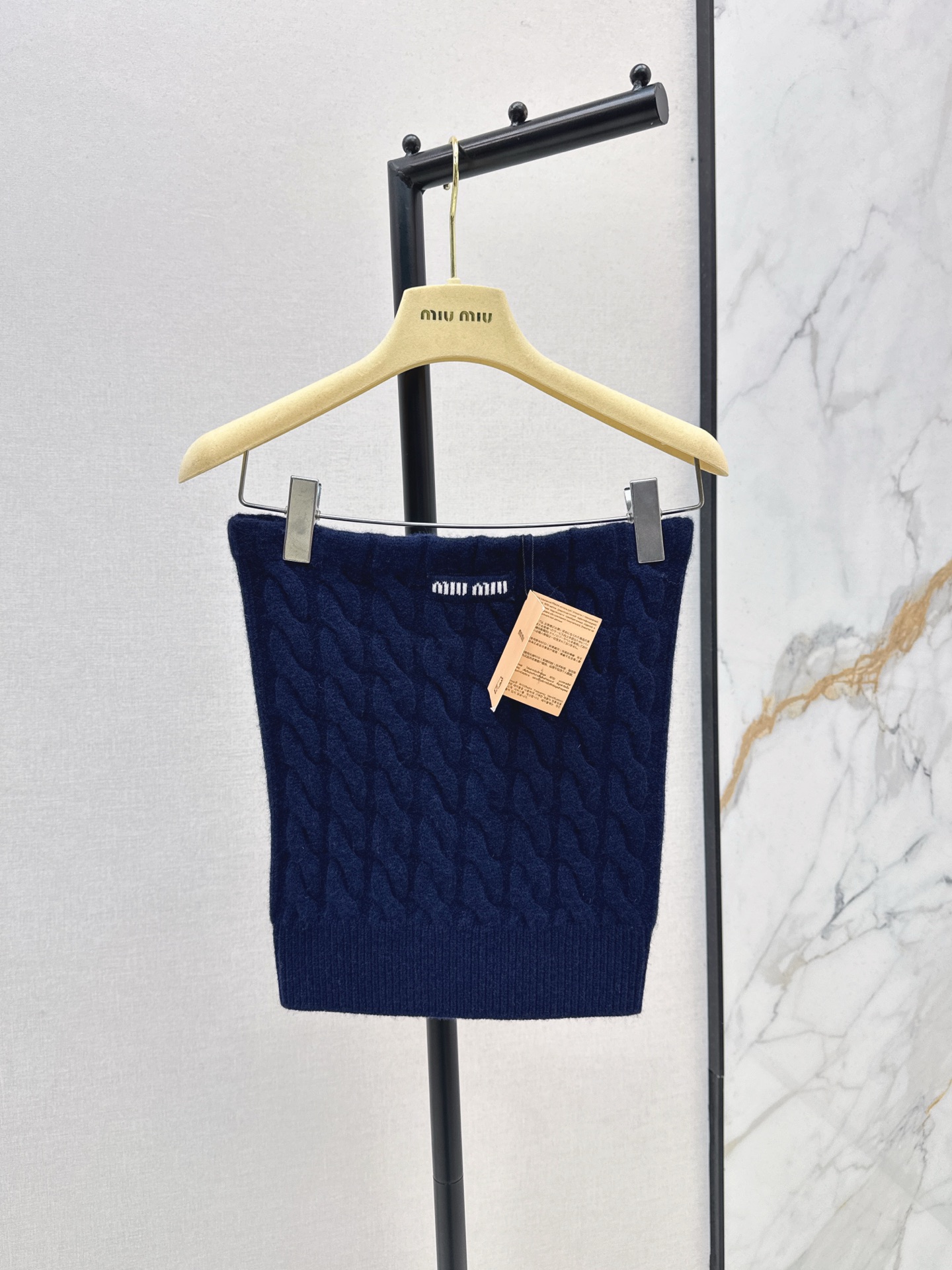 NO:561221,Concave shape limited edition Miu 25Ss————The latest autumn and winter twist pattern Li knitted tube top with miu embroidery logo on the chest. Miu style college style. Can be worn with the same V-neck sweater or layered top. Versatile for age. One color ready for sale sml,,miumiu,sweaters,alexander wang19860909凹造型限定款 Miu 25Ss————秋冬最新款麻花纹莉针织抹胸上衣胸前miu刺绣log0 缪系学院风 可搭同款V领毛衣 或叠穿上衣 减龄百搭 一色现货发售sml,,miumiu,sweaters,alexander wang,Women's clothing