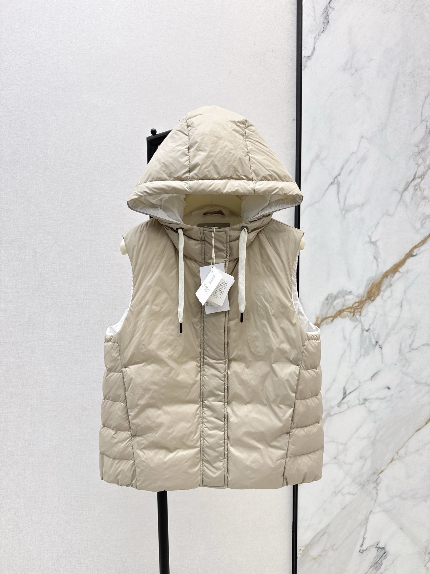 NO:561212,Comes with dust bag Bc 25Ss————The latest hooded down vest for autumn and winter. Hooded design. Age-reducing girlish style. Imported machine-pressed grid technology and three-dimensional tailoring. Classic version to interpret the autumn and winter layering style. Warmth artifact. British style. Versatile and handsome. Lightweight and warm. National standard 90 white goose down filling. Casual interpretation of high-end and elegant Italian style. Recommended. One color ready for sale 36/38/40,,down  jacket,hats,alexander wang19860909配防尘袋Bc 25Ss————秋冬最新款连帽羽绒马甲 连帽设计 减龄少女风穿搭 进口机压线格工艺对格立体剪裁 经典版型演绎秋冬叠搭造型保暖神器 英伦风百搭又帅气 轻盈保暖国标90白鹅绒填充 随意演绎高级优雅意式穿搭Look～ 推荐 一色现货发售36/38/40,,down jacket,hats,alexander wang,Women's clothing