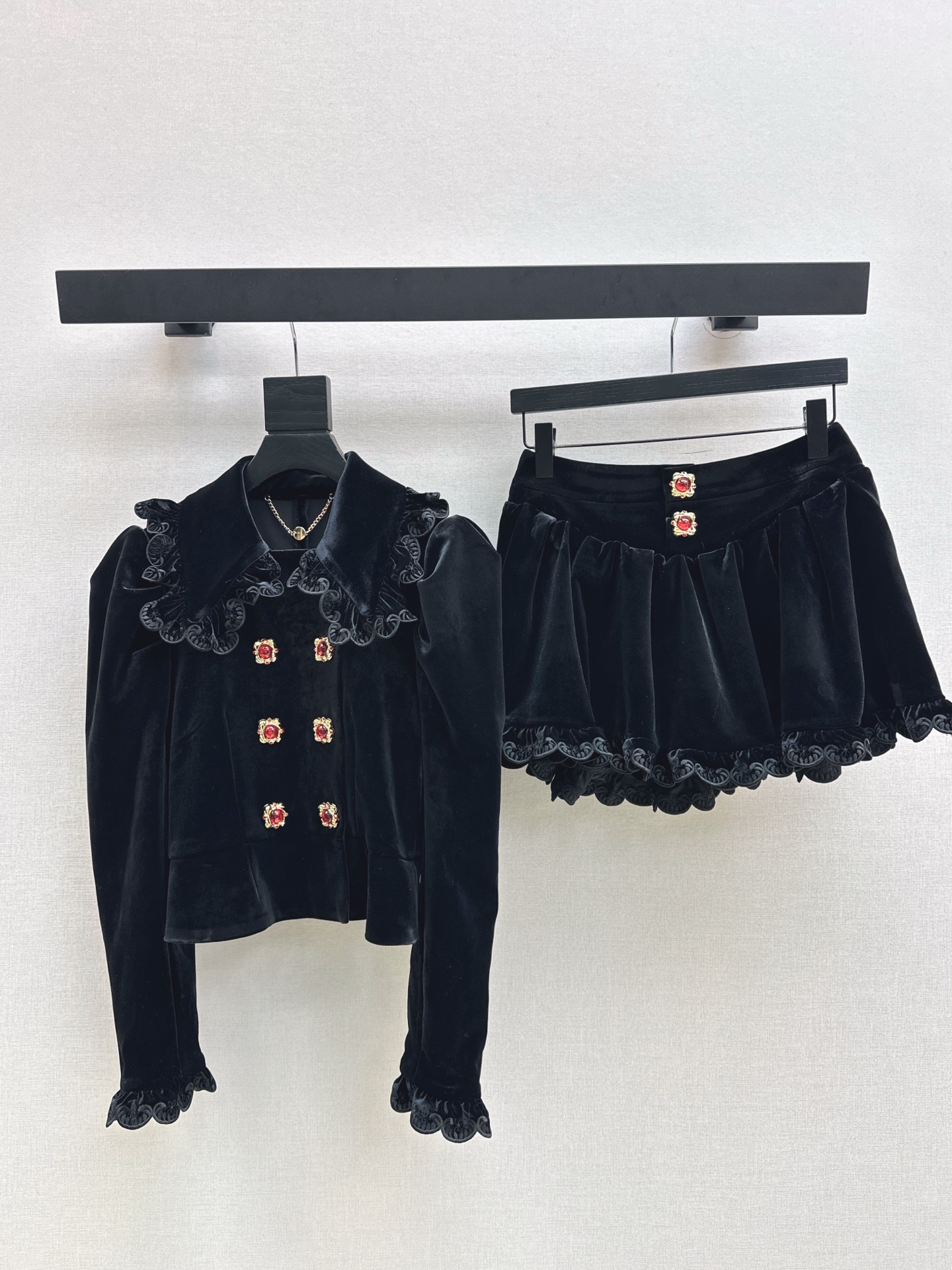 NO:561207,Fashionable design of jacket and skirt 25Ss - the latest retro palace-style black velvet suit in autumn and winter. Double-breasted coat with double-breasted doll style lapels + skirt with fungus edges. Red gemstone buttons are embellished with details. The inner safety pants are designed to prevent exposure. The long-legged artifact is a must-have. A high-end and elegant outfit. It can be sweet or salty, girly style, and the French elegant atmosphere is easy to control. One color ready for sale sml,, skirts, jackets & coats, alexander wang19860909外套半裙时髦设计 25Ss———秋冬最新款复古宫廷风黑色丝绒套装 娃娃款翻领双排扣外套+木耳边半裙 红色宝石纽扣点缀细节感拉满 内里安全裤设计防走光 大长腿神器绝绝子 一套穿搭高级典雅 可甜可盐气质少女风 法式优雅氛围感轻松拿捏 一色现货发售sml,,skirts,jackets & coats,alexander wang,Women's clothing