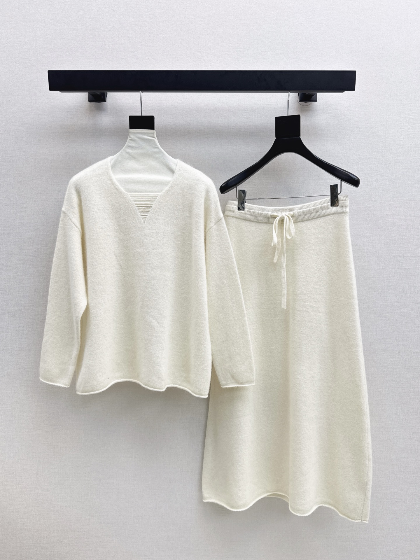 NO:561232,Exclusive first release of LP 25Ss - the latest lazy style wool suit for autumn and winter, long-termist V-neck pullover sweater + elastic waist skirt, popular Maillard color series, 100% worsted wool yarn fabric, simple and elegant lazy version, durable, warm and beautiful, both online~~ The most practical and versatile boutique, autumn and winter base layering for daily high-end!  !  Extra large elasticity that doesn’t care about your figure. Sold as a set. Three colors available for sale. SML, loro piana, skirts, sweaters, alexander wang19860909独家首发 LP 25Ss———秋冬最新款慵懒风羊毛套装长期主义V领套头毛衣+松紧腰半裙 爆单款美拉德色系 百分百精纺羊毛纱线面料 简约大气慵懒版型 经久耐穿 保暖度和颜值却都在线～～最实穿百搭的精品 秋冬打底叠穿日常高级！！超大弹力不挑身材 一套出售 三色现货发售sml,,loro piana,skirts,sweaters,alexander wang,Women's clothing