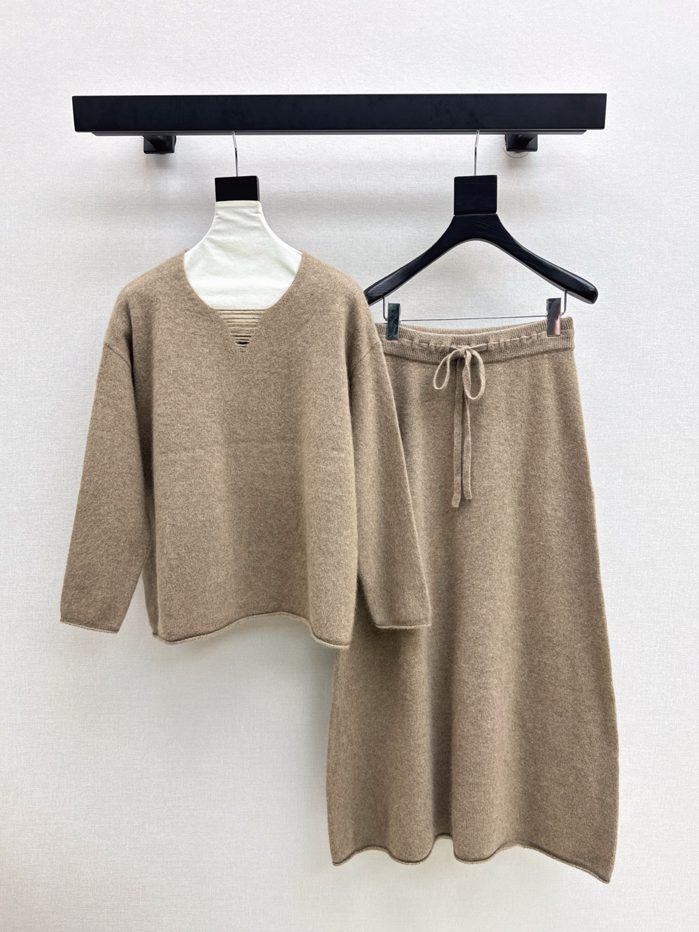 NO:561226,Exclusive first release of LP 25Ss - the latest lazy style wool suit for autumn and winter, long-termist V-neck pullover sweater + elastic waist skirt, popular Maillard color series, 100% worsted wool yarn fabric, simple and elegant lazy version, durable, warm and beautiful, both online~~ The most practical and versatile boutique, autumn and winter base layering for daily high-end!  !  Extra large elasticity that doesn’t care about your figure. Sold as a set. Three colors available for sale. SML, loro piana, skirts, sweaters, alexander wang19860909独家首发 LP 25Ss———秋冬最新款慵懒风羊毛套装长期主义V领套头毛衣+松紧腰半裙 爆单款美拉德色系 百分百精纺羊毛纱线面料 简约大气慵懒版型 经久耐穿 保暖度和颜值却都在线～～最实穿百搭的精品 秋冬打底叠穿日常高级！！超大弹力不挑身材 一套出售 三色现货发售sml,,loro piana,skirts,sweaters,alexander wang,Women's clothing