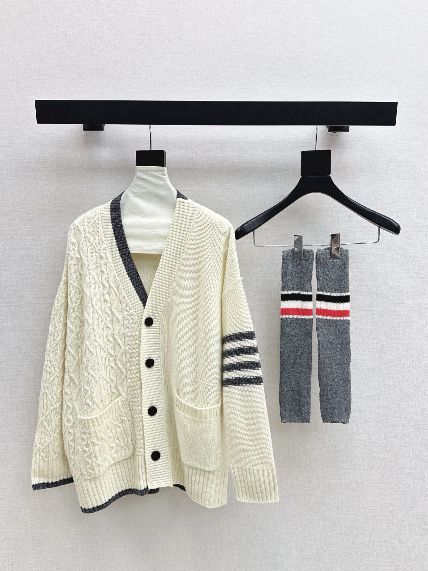 NO:561220,Exclusive model TB 25Ss - the latest splicing style V-neck cardigan in autumn and winter. A must-have college style for reducing age~~ A more versatile style for daily use. It is very tolerant and does not matter the body shape. The classic stripe design on the arms ~ A casual item that is exquisite and not to be missed. Two colors are available for sale now sml,, alexander wang19860909独家款 TB 25Ss————秋冬最新款拼接做法V领开衫 必备减龄的学院风～～比较日常百搭的款式 包容性很强不挑身材 手臂经典条纹设计 ～精美不容错过的休闲单品 两色现货发售sml,,alexander wang,Women's clothing