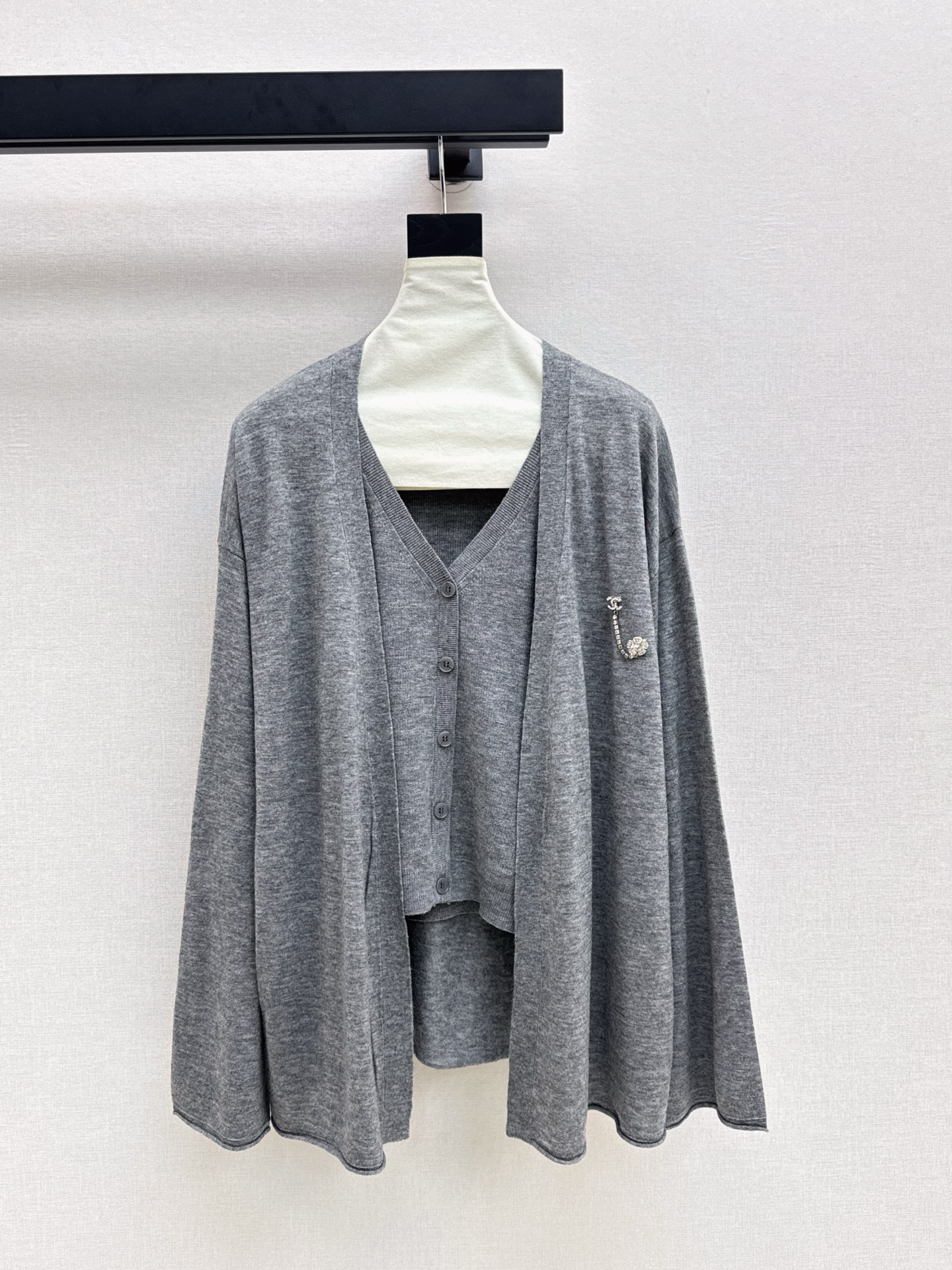 NO:561216,C Home 25Ss————The latest early autumn knitted two-piece sleeveless vest + knitted cardigan. I really like it. The exquisite atmosphere is lazy. The texture of the imported loom is great. It is eye-catching no matter how you match it. The selected wool knitted fabric is fluffy and warm. One set. Three colors available for sale sml,,chanel,alexander wang19860909C家 25Ss————早秋最新款针织两件套无袖背心+针织开衫 真的很爱 精致氛围慵懒感 进口织机质感超棒 怎么搭配都很吸睛 精选羊毛针织面料蓬松暖糯 一套出 三色现货发售sml,,chanel,alexander wang,Women's clothing