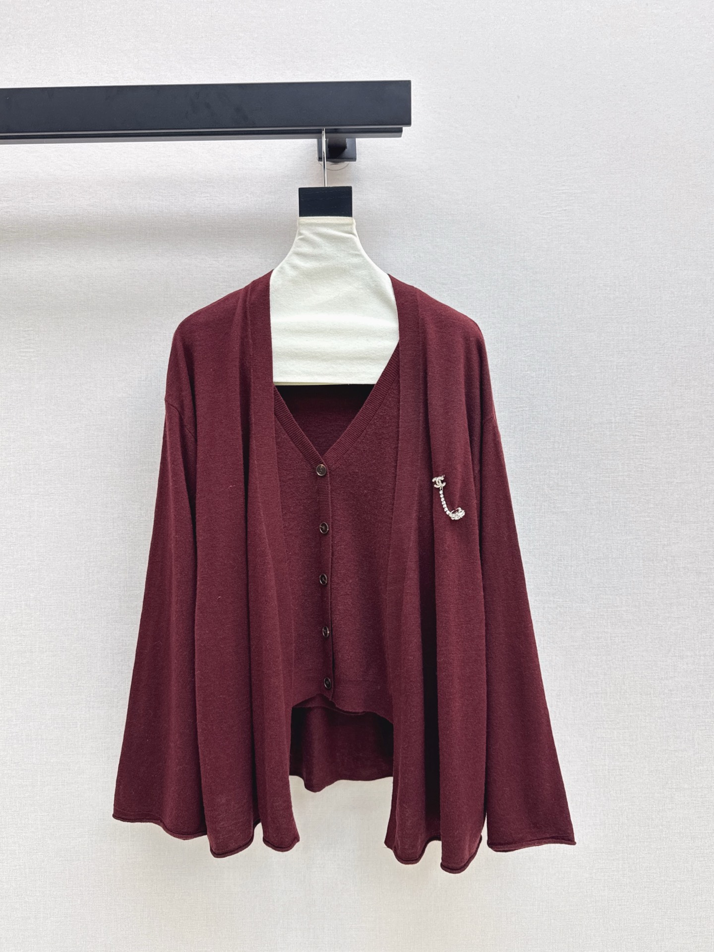 NO:561211,C Home 25Ss————The latest early autumn knitted two-piece sleeveless vest + knitted cardigan. I really like it. The exquisite atmosphere is lazy. The texture of the imported loom is great. It is eye-catching no matter how you match it. The selected wool knitted fabric is fluffy and warm. One set. Three colors available for sale sml,,chanel,alexander wang19860909C家 25Ss————早秋最新款针织两件套无袖背心+针织开衫 真的很爱 精致氛围慵懒感 进口织机质感超棒 怎么搭配都很吸睛 精选羊毛针织面料蓬松暖糯 一套出 三色现货发售sml,,chanel,alexander wang,Women's clothing