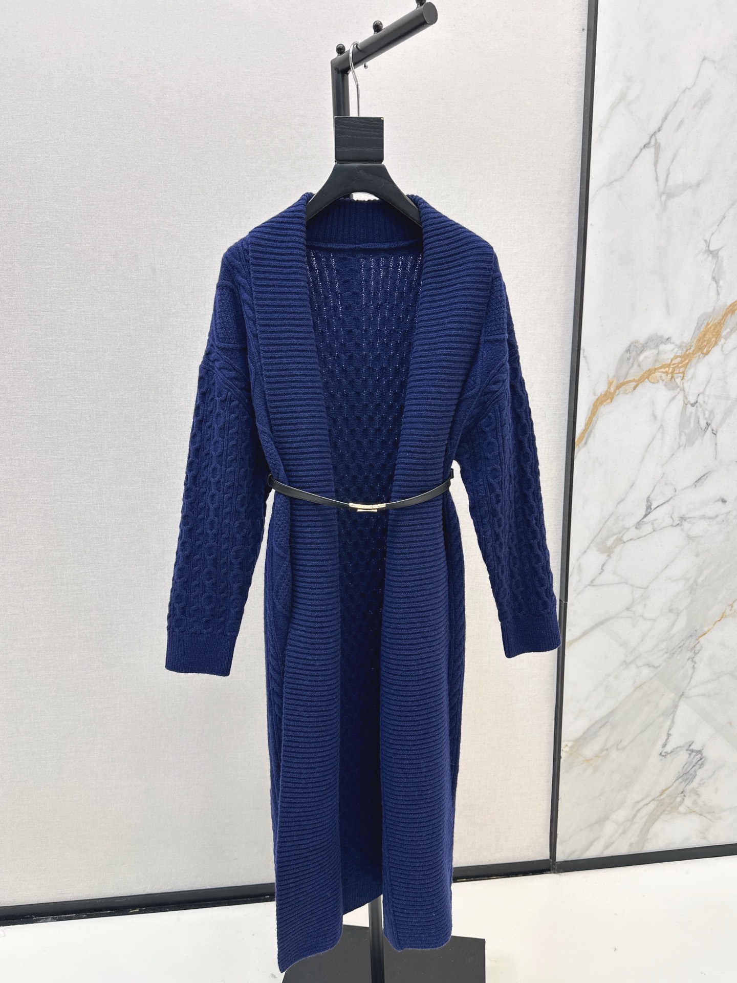 NO:561206,Minimalist old money style outfit Her 25Ss————The latest lazy long knitted coat for autumn and winter, 100% wool yarn, slightly fluffy and soft texture, the upper body is lazy, fashionable and full of old money. It is good as a jacket or cardigan. The atmosphere is full. Delivery belt. Three colors are available for sale sml,,jackets & coats,alexander wang19860909极简老钱风穿搭 Her 25Ss————秋冬最新款慵懒款长款针织大衣百分百羊毛纱线 微蓬松的柔软质感 上身慵懒时髦又老钱感拉满 当外套或者当开衫都很不错 氛围感直接拉满 配送腰带 三色现货发售sml,,jackets & coats,alexander wang,Women's clothing