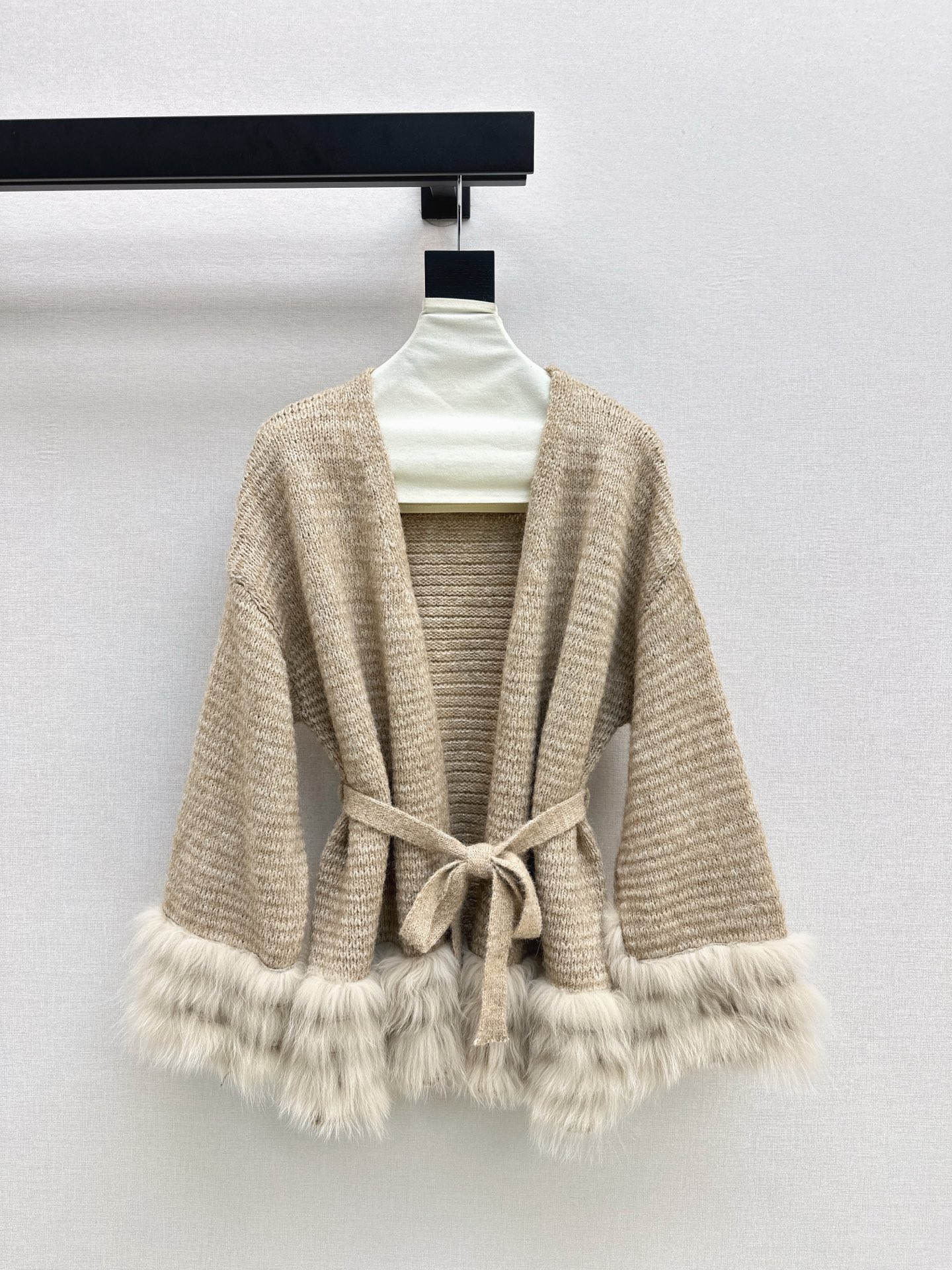 NO:561197,Equipped with dust bag FD 25Ss————The latest hot-selling series of autumn and winter fox fur collar jacket with fox fur collar is really the god of this autumn and winter. The upper body is comfortable and soft, slim and versatile. Every color is impeccable and perfect. Two colors are available for sale sml,,jackets & coats,alexander wang19860909配防尘袋FD 25Ss————秋冬最新款爆单系列狐狸毛领外套拼接狐狸毛领的真的是这个秋冬的神 上身舒适软糯 显瘦又百搭 每个颜色都是无可挑剔完美 两色现货发售sml,,jackets & coats,alexander wang,Women's clothing