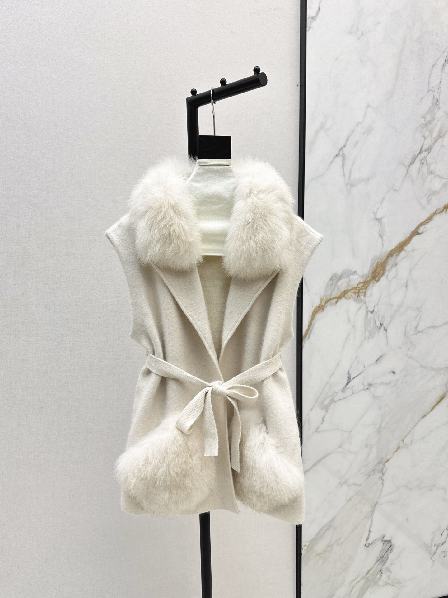 NO:561193,Equipped with dust bag FD 25Ss————The latest popular series of autumn and winter fox fur collar vest jacket with fox fur collar is really the god of this autumn and winter. The upper body is comfortable and soft, slim and versatile. Every color is impeccable and perfect. Three colors are available for sale sml,,jackets & coats,alexander wang19860909配防尘袋FD 25Ss————秋冬最新款爆单系列狐狸毛领马甲外套拼接狐狸毛领的真的是这个秋冬的神 上身舒适软糯 显瘦又百搭 每个颜色都是无可挑剔完美 三色现货发售sml,,jackets & coats,alexander wang,Women's clothing