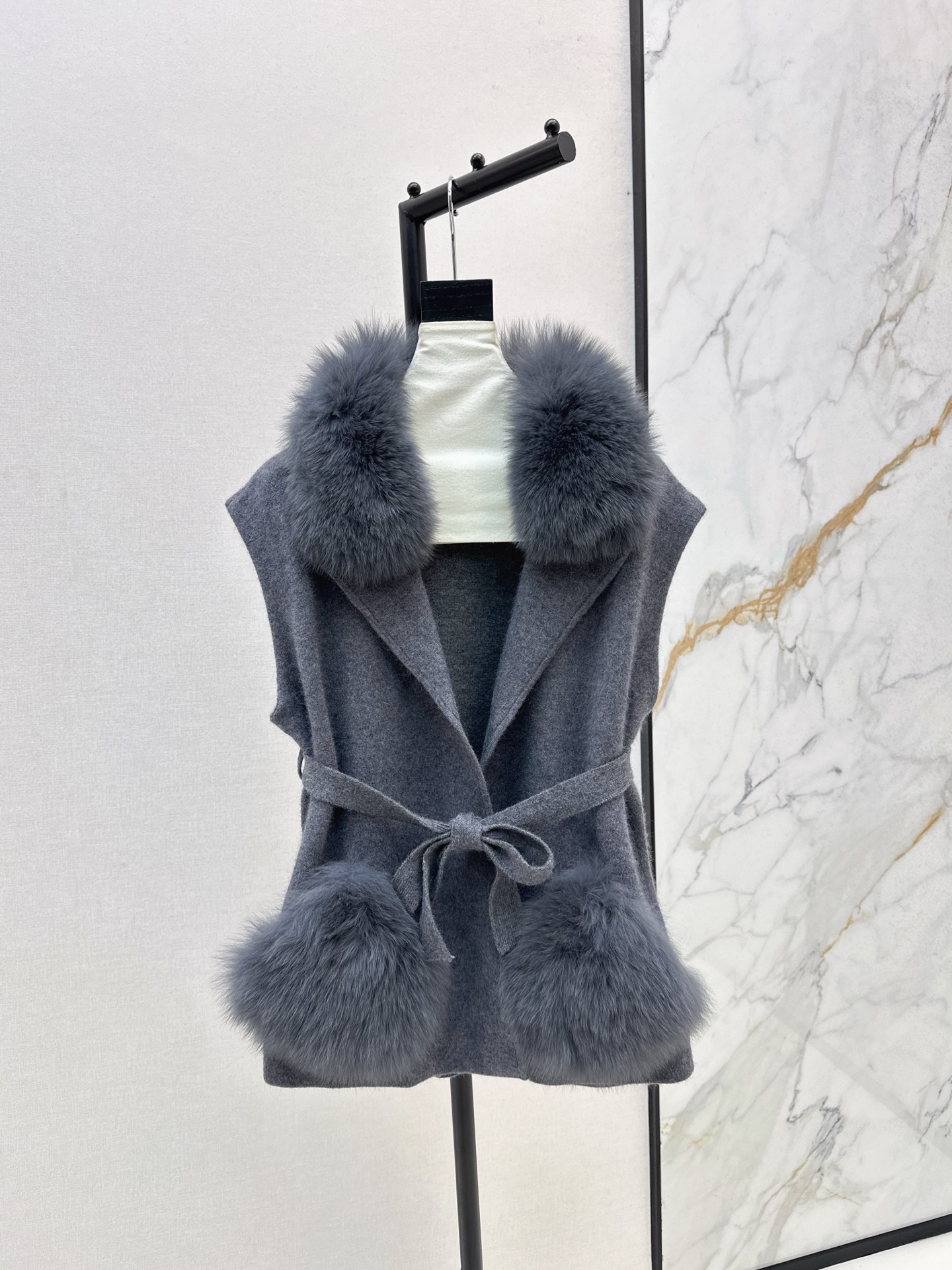 NO:561188,Equipped with dust bag FD 25Ss————The latest popular series of autumn and winter fox fur collar vest jacket with fox fur collar is really the god of this autumn and winter. The upper body is comfortable and soft, slim and versatile. Every color is impeccable and perfect. Three colors are available for sale sml,,jackets & coats,alexander wang19860909配防尘袋FD 25Ss————秋冬最新款爆单系列狐狸毛领马甲外套拼接狐狸毛领的真的是这个秋冬的神 上身舒适软糯 显瘦又百搭 每个颜色都是无可挑剔完美 三色现货发售sml,,jackets & coats,alexander wang,Women's clothing