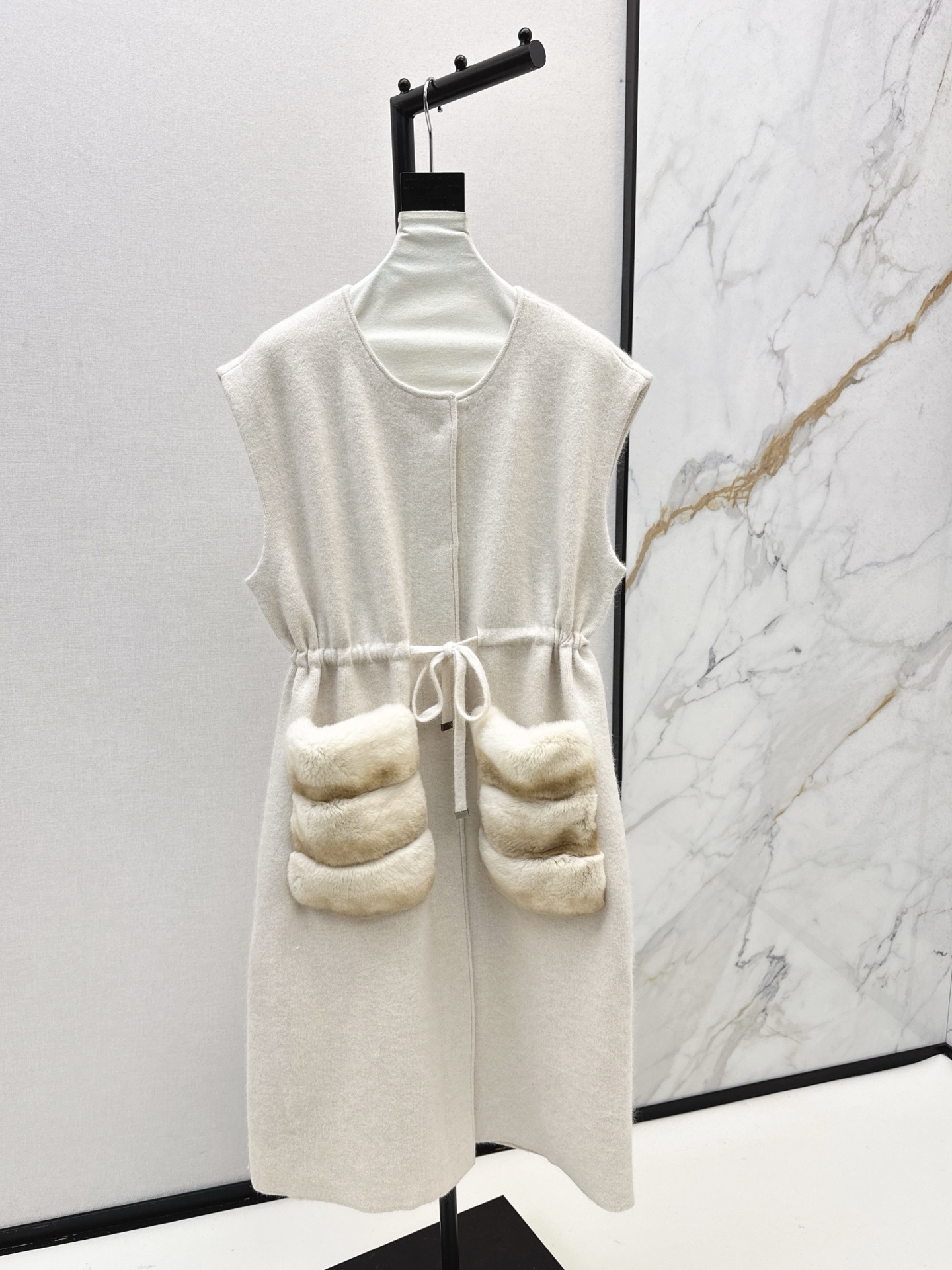 NO:561230,Equipped with dust bag FD 25Ss————The latest hot-selling series of autumn and winter Rex rabbit fur collar pocket long vest jacket spliced ​​with Rex rabbit fur is really the god of this autumn and winter. The upper body is comfortable and soft, slim and versatile. Every color is impeccable and perfect. Two colors are available for sale sml,,jackets & coats,alexander wang19860909配防尘袋FD 25Ss————秋冬最新款爆单系列獭兔毛领口袋长款马甲外套拼接獭兔毛设计的真的是这个秋冬的神 上身舒适软糯 显瘦又百搭 每个颜色都是无可挑剔完美 两色现货发售sml,,jackets & coats,alexander wang,Women's clothing