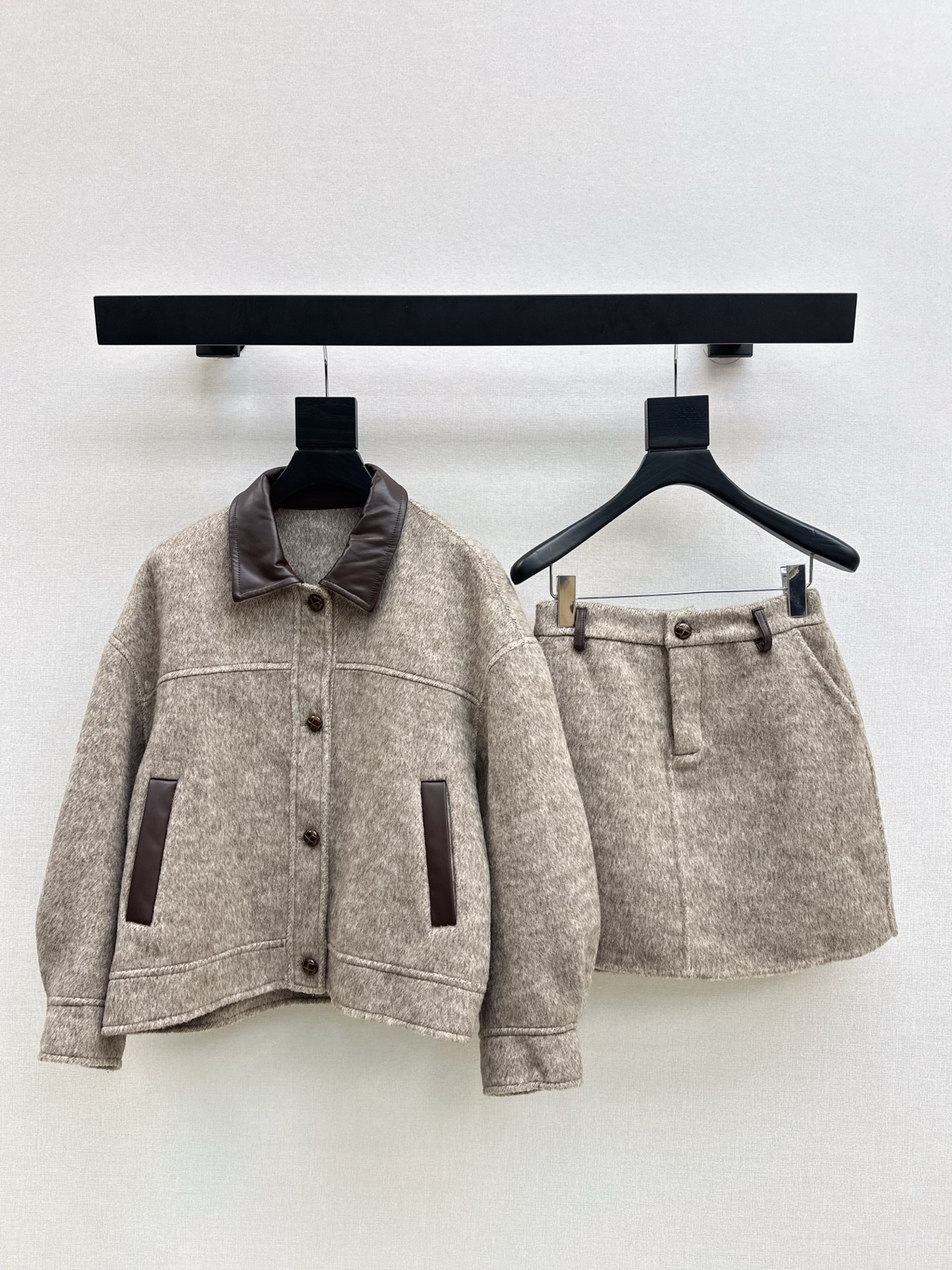 NO:561209,Fashionable and stylish Bc 25Ss - the latest autumn and winter style double-sided nylon suit with a winter atmosphere, contrasting color splicing lapel silhouette jacket + elastic waist A-line skirt. Exclusively customized double-sided nylon fabric is crisp and stylish. The silhouette is capable and stylish. The upper body can easily be divided into three-seven body proportions. One set. Two colors available for sale sml,,skirts,jackets & coats,alexander wang19860909时髦有型 Bc 25Ss———秋冬最新款冬日氛围感双面尼套装撞色拼接翻领廓形外套+松紧腰A字半裙 独家定制的双面尼面料挺括有型 版型干练有范 上身轻松分割三七身材比例 一套出 两色现货发售sml,,skirts,jackets & coats,alexander wang,Women's clothing