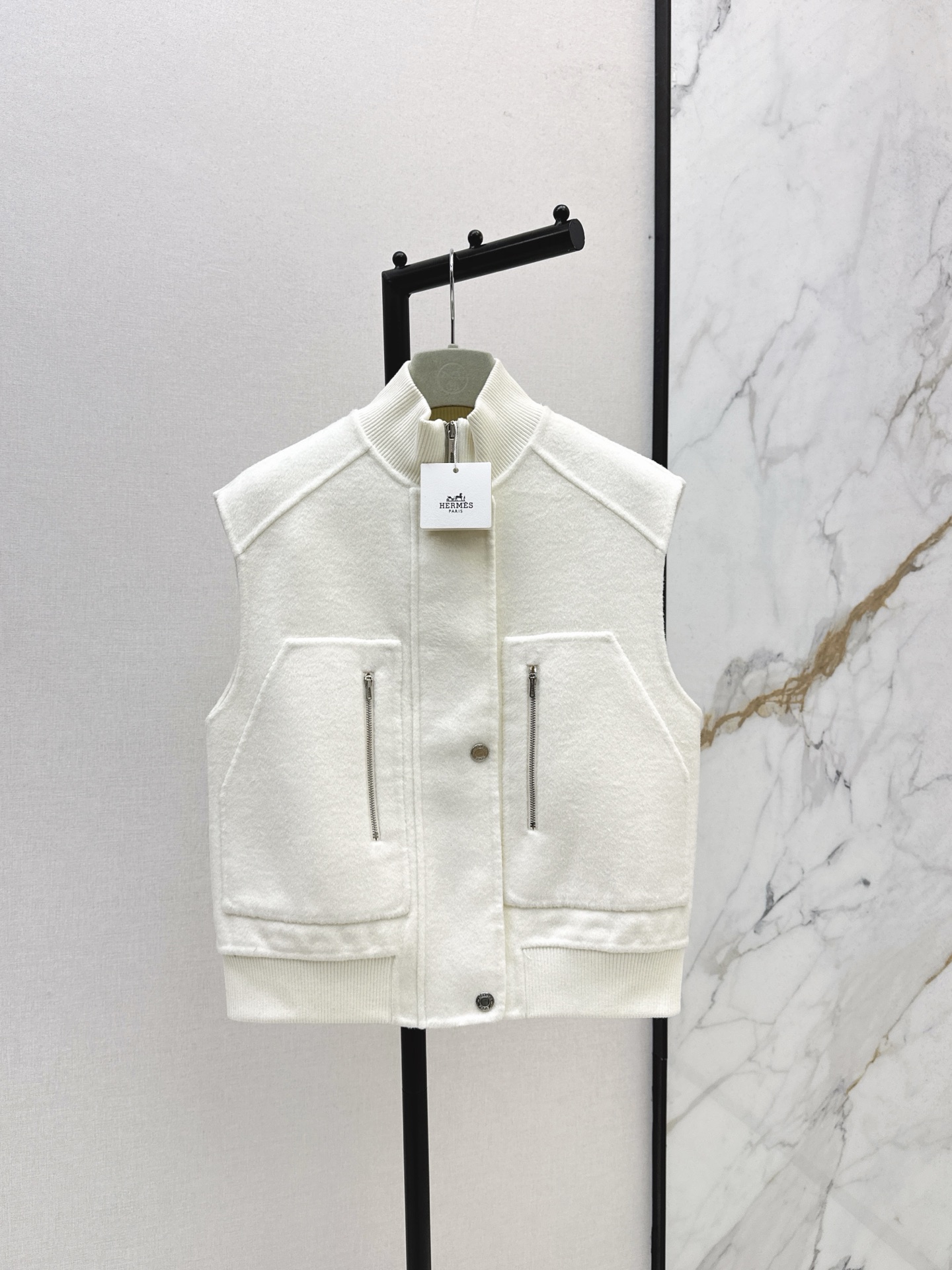 NO:561196,Highly conscious wear Her 25Ss - the latest wool double-faced nylon pilot vest jacket in autumn and winter is purely handmade with double-faced nylon wool splicing thread design. Stand-up collar H-shaped tailoring. Simple yet elegant. Multi-pocket design is practical and adds fashionable details. Imported wool fabric. The texture is quite wide and stylish. The new autumn and winter product stacking artifact version is versatile and fashionable. The upper body looks slim and tall. Three colors are available for sale sml,,jackets & coats,alexander wang19860909高知感穿搭 Her 25Ss————秋冬最新款羊毛双面尼飞行员马甲外套纯手工制作双面尼羊毛拼接螺纹设计 立领H版型剪裁 简约又不失气场 多口袋设计实用又添时髦细节 进口羊毛面料 质感挺阔有型 秋冬新品叠搭神器版型百搭时髦上身显瘦又高挑 三色现货发售sml,,jackets & coats,alexander wang,Women's clothing