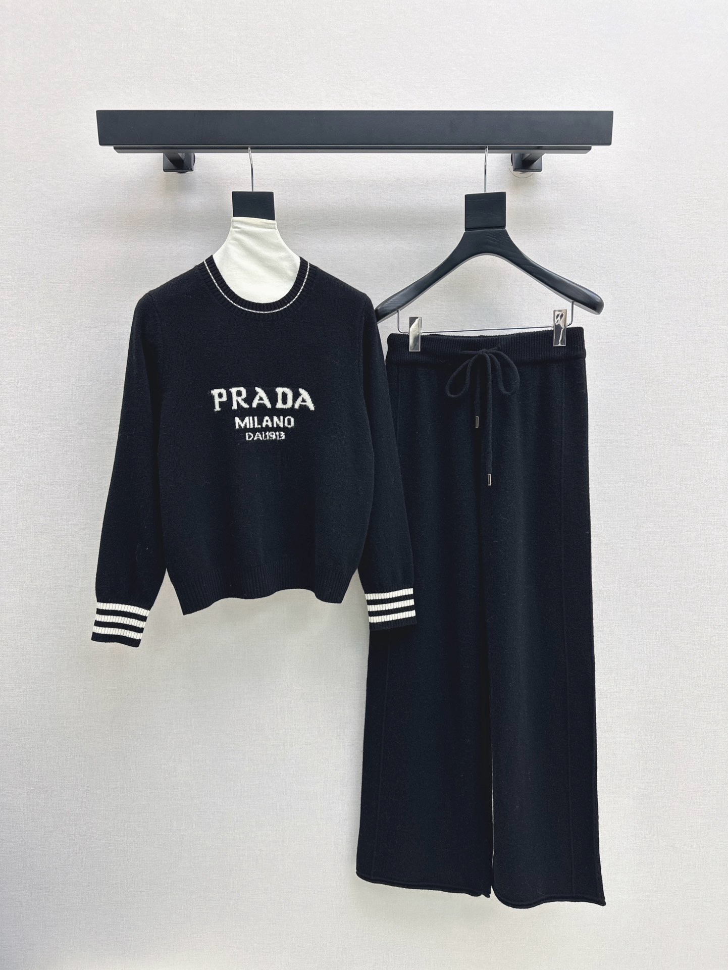 NO:562246,Recommended hot item PD 25Ss - the latest lazy style wool suit for autumn and winter with logo lettering knitted crew neck sweater + straight pants. 100% thickened worsted wool yarn fabric. Simple and elegant lazy version. Durable. Warmth and appearance are both online~~ The most practical and versatile boutique. Autumn and winter base layering for daily high-end!  !  Extra large elasticity, suitable for any figure, sold in a set, two colors sml, sweaters, alexander wang19860909爆单款推荐 PD 25Ss———秋冬最新款慵懒风羊毛套装logo字母提织针织圆领毛衣+直筒裤 百分百加厚精纺羊毛纱线面料 简约大气慵懒版型 经久耐穿 保暖度和颜值却都在线～～最实穿百搭的精品 秋冬打底叠穿日常高级！！超大弹力不挑身材一套出售 两色sml,,sweaters,alexander wang,Women's clothing