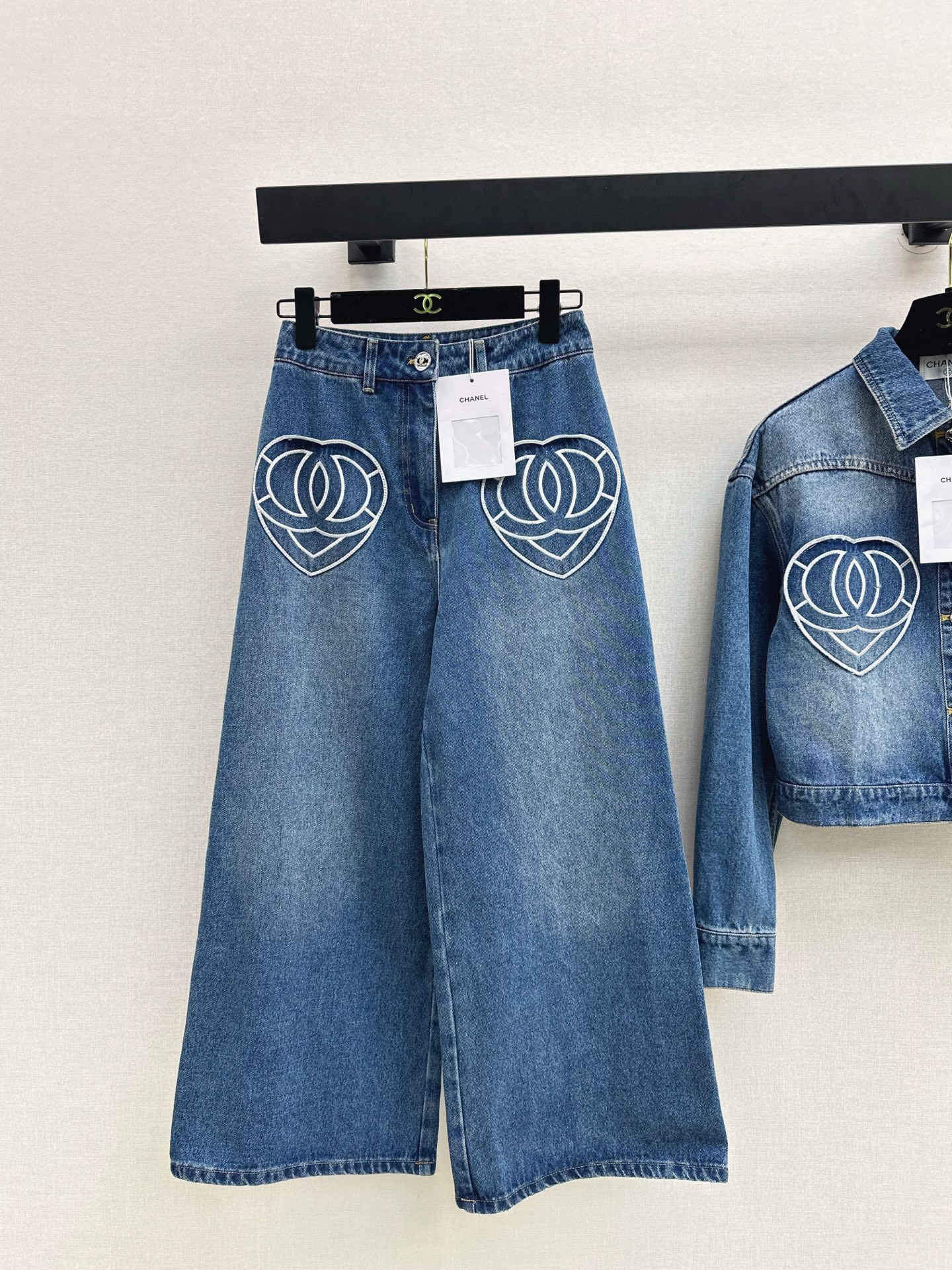 NO:562240,C Home 25Ss————The latest fashionable denim suit for autumn and winter, a short denim jacket + high-waisted flared straight pants. The upper body is cool and sassy in an enzyme-washed personalized color tone. Made of customized high-quality twill cotton washed denim fabric. The texture is fine and natural with a cotton feel. It is sinewy yet soft. The enzyme-washed color is a classic color that is not picky. Super beautiful. Developed in one color. Ready for sale sml,,chanel,jackets & coats,alexander wang19860909C家 25Ss————秋冬最新款时髦牛仔套装小短款牛仔外套+高腰喇叭直筒裤 酵洗个性色调上身又酷又飒爽 采用定制高品质斜纹棉质水洗牛仔面料 纹理细腻棉感自然 既有筋骨感又不失柔软 酵洗色不挑人的经典色 超级漂亮 一色分开发 现货发售sml,,chanel,jackets & coats,alexander wang,Women's clothing