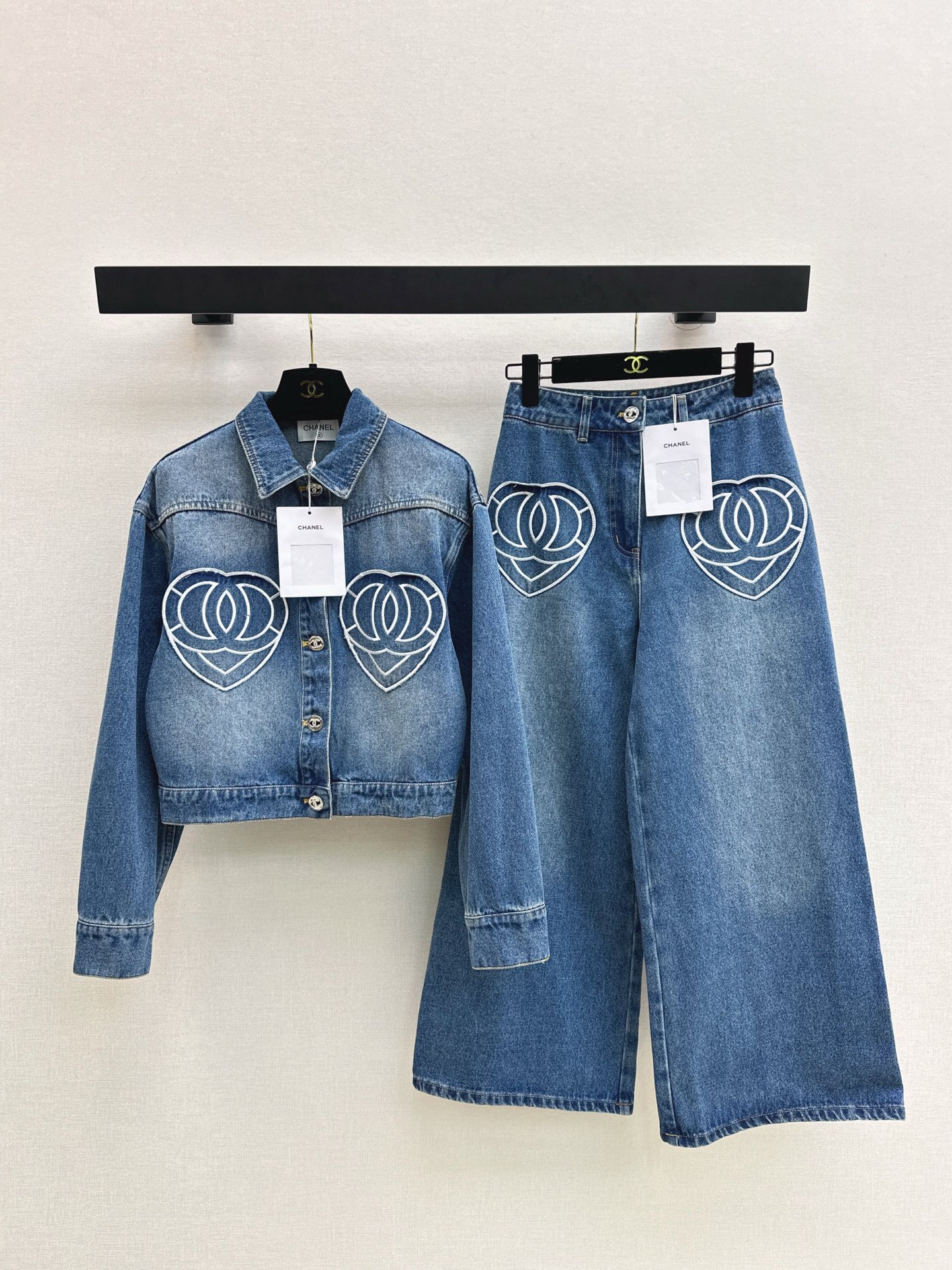 NO:562235,C Home 25Ss————The latest fashionable denim suit for autumn and winter, a short denim jacket + high-waisted flared straight pants. The upper body is cool and sassy with enzyme-washed personalized colors. Made of customized high-quality twill cotton washed denim fabric. The texture is fine and natural, and it is sinewy yet soft. The enzyme-washed color is a classic color that is not picky. Super beautiful. Developed in one color. Ready for sale. SML jackets, chanel, jackets & coats, alexander wang19860909C家 25Ss————秋冬最新款时髦牛仔套装小短款牛仔外套+高腰喇叭直筒裤 酵洗个性色调上身又酷又飒爽 采用定制高品质斜纹棉质水洗牛仔面料 纹理细腻棉感自然 既有筋骨感又不失柔软 酵洗色不挑人的经典色 超级漂亮 一色分开发 现货发售sml 外套,,chanel,jackets & coats,alexander wang,Women's clothing