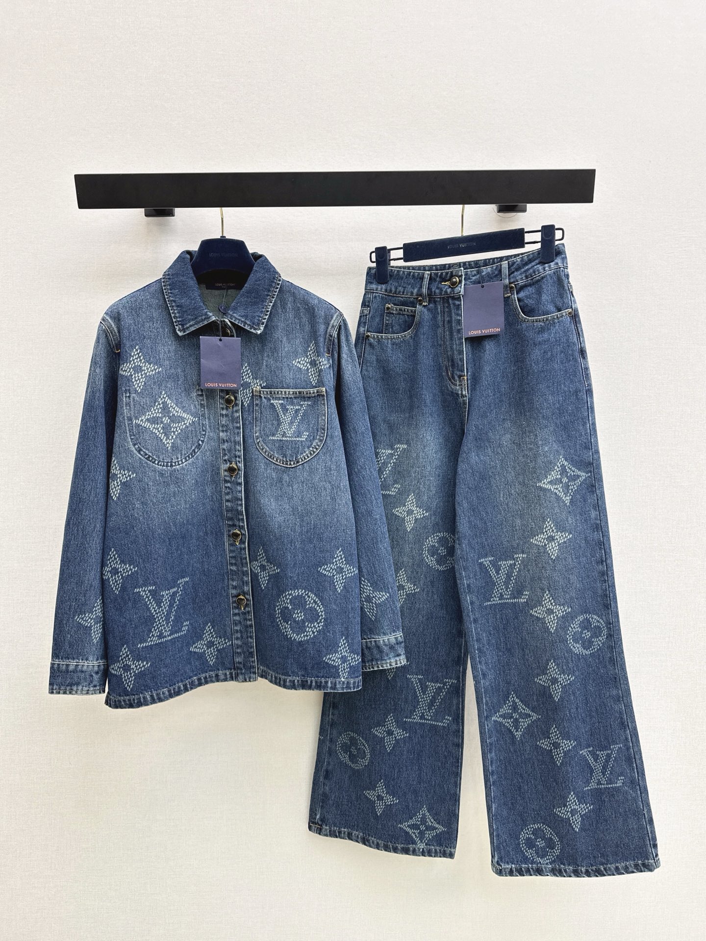 NO:562263,L's 25Ss - the latest MONOGRAM laser jacquard logo denim jacket for autumn and winter recommended to match. Fashionable and high-end. Original custom-made denim denim fabric. H loose version, versatile and not picky, looks slimming on the upper body. Highly recommended casual temperament items. Available in stock in one color. sml,, louis vuitton, jackets & coats, jackets & coats, alexander wang19860909L家 25Ss———秋冬最新款MONOGRAM激光提花logo牛仔夹克外套推荐一套搭配 时髦又高级 原版定制丹宁牛仔面料 H宽松版型百搭不挑人上身巨显瘦 强烈推荐休闲气质单品 一色现货发售sml,,louis vuitton,jackets & coats,jackets & coats,alexander wang,Women's clothing