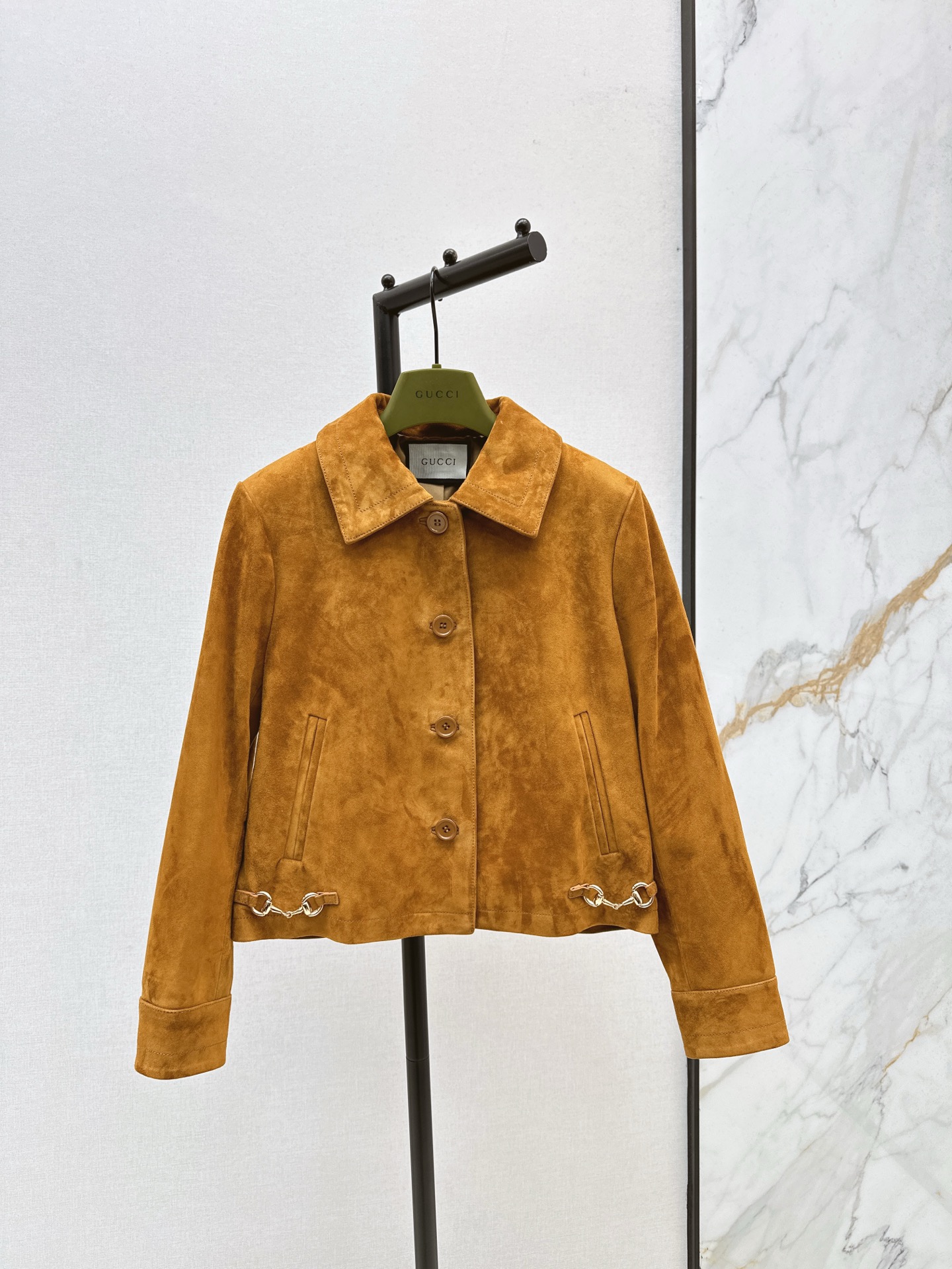 NO:562231,Comes with dust bag, exclusive first release, Gu 25Ss————The latest autumn and winter suede lapel leather jacket with horseshoe buckle decoration, 100% buckskin velvet fabric. The first heavy hit in winter. Gucci’s show style has a sense of high-end that is visible to the naked eye. The wide suit style is cool and sassy. A fashionable and handsome look~~ One color ready for sale sml,,gucci,jackets & coats,leather jacket,business suit,chamois  leather,alexander wang19860909配防尘袋独家首发 Gu 25Ss————秋冬最新款马蹄扣装饰麂皮绒翻领皮衣外套百分百鹿皮绒面料 冬季的重磅第一弹 古驰的秀款 肉眼可见的高级感拉满 阔版西装版型 又酷又飒 的时髦帅气Look～～ 一色现货发售sml,,gucci,jackets & coats,leather jacket,business suit,chamois leather,alexander wang,Women's clothing