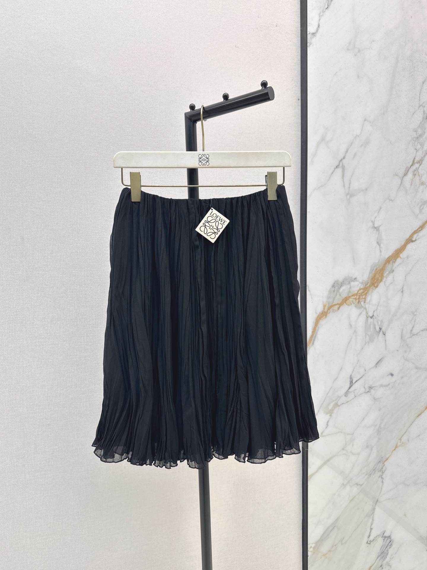 NO:562278,Loe 25Ss - the latest pleated textured skirt in autumn and winter. The double-layer pleated fabric design is full of elegance. It is high-end that you can feel at a glance. The customized pleated textured textured fabric is really beautiful. It is lined inside and is comfortable and skin-friendly. The upper body is easy to hold and has an elegant and intellectual temperament. You can't go wrong with any combination. The oversized skirt shows your aura. It is also OK for important occasions. One color ready for sale smxl, loewe, skirts, alexander wang19860909Loe 25Ss———秋冬最新款褶皱肌理感半裙双层褶皱面料设计尽显优雅 是一眼就能感觉到的高级 定制褶皱肌理感纹理面料真的超好看 内带里衬 舒适亲肤 上身轻松拿捏优雅知性气质 随便搭配都不会出错 超大裙摆尽显气场 重要场合也完全OK 一色现货发售smxl,,loewe,skirts,alexander wang,Women's clothing