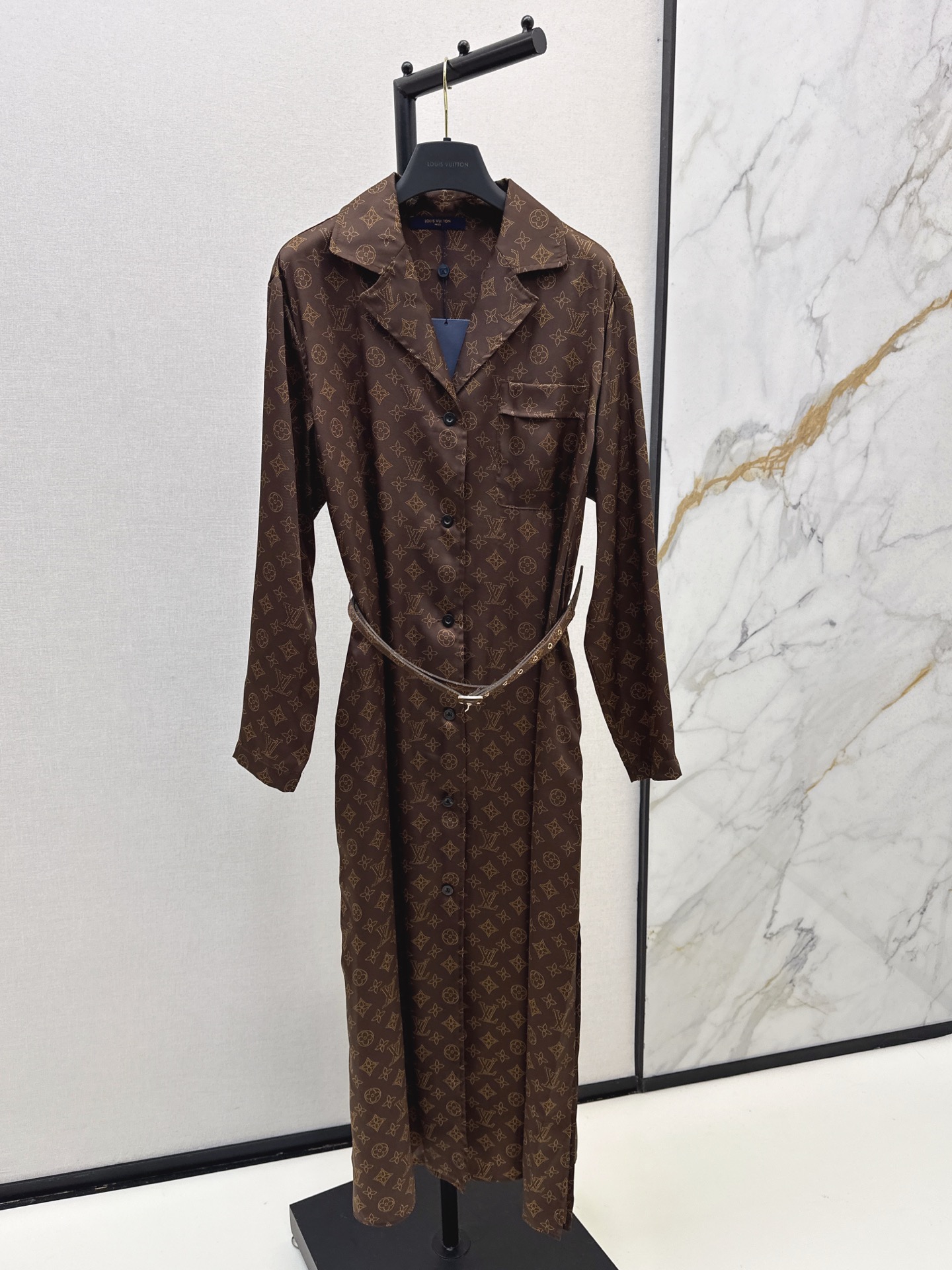 NO:562251,L's 25Ss - the latest classic presbyopic V-lapel belt long dress in autumn and winter. The irresistible classic presbyopic print pattern. It is grand and eye-catching. The lapel design is decorated with breast pockets. The long skirt is drifting and flexible. The small slits on both sides of the skirt are designed. The upper body is elegant and mature. It has a mature and intellectual style. It is paired with a thin belt to tighten the waist. It divides the proportions of the body. It shows the length of the legs and adds a capable and refreshing temperament. The pattern is obvious in color. Silky, comfortable and drapey, fashionable and fashionable.  One color ready for sale smxlxl, louis vuitton, skirts, alexander wang19860909L家 25Ss———秋冬最新款经典老花V翻领腰带长款连衣裙抗拒不了的经典老花印花图案 大气又耐看 翻领设计 胸前口袋装饰 长裙摆漂移又灵动 裙摆两侧开叉小设计 上身气质又优雅 成熟知性风 搭配细腰带收腰 分割身材比例 显腿长又蹭添干练清爽的气质 图案色泽明显 丝滑舒适有垂感 时髦又洋气 一色现货发售smxlxl,,louis vuitton,skirts,alexander wang,Women's clothing