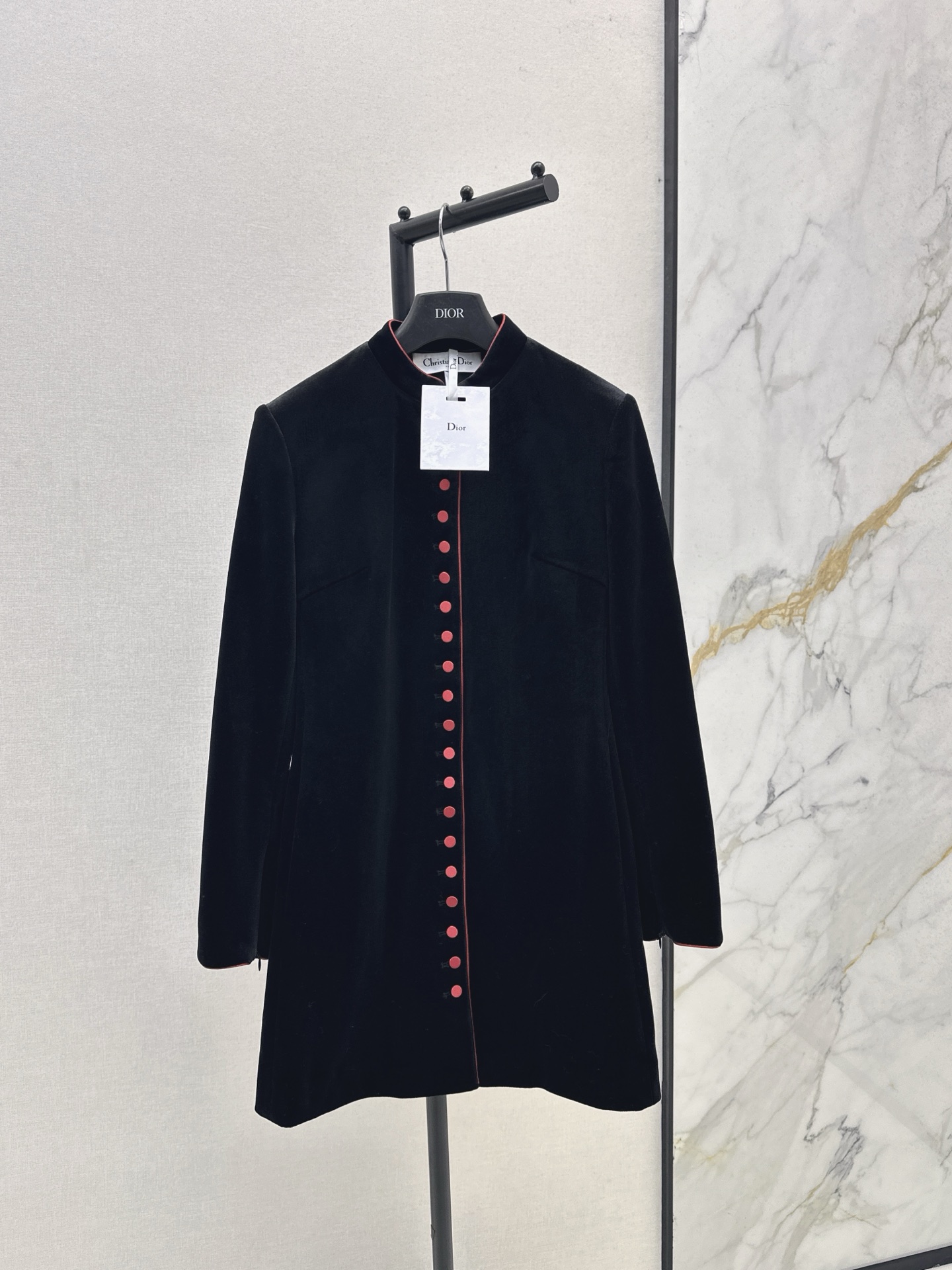 NO:562245,CD 25Ss————The latest single-breasted velvet long-sleeved dress for autumn and winter. The stand-up collar is designed with contrasting red buttons and single-breasted decoration. It has a rich sense of layering. The straight and slightly waisted version. The long-sleeved cuffs can be zippered and slit. The upper body is slim and elegant. The velvet fabric is very retro and elegant to wear in autumn and winter. It goes well with jackets. One color ready for sale smlxl,,skirts,jackets & coats,alexander wang19860909CD 25Ss————秋冬最新款单排扣丝绒长袖连衣裙 立领撞色红扣饰单排扣装饰的设计 层次感很丰富 直筒微收腰版型 长袖袖口可拉链开叉设计 上身显瘦又显气质 丝绒的面料秋冬穿很复古优雅 搭配外套也不错 一色现货发售smlxl,,skirts,jackets & coats,alexander wang,Women's clothing