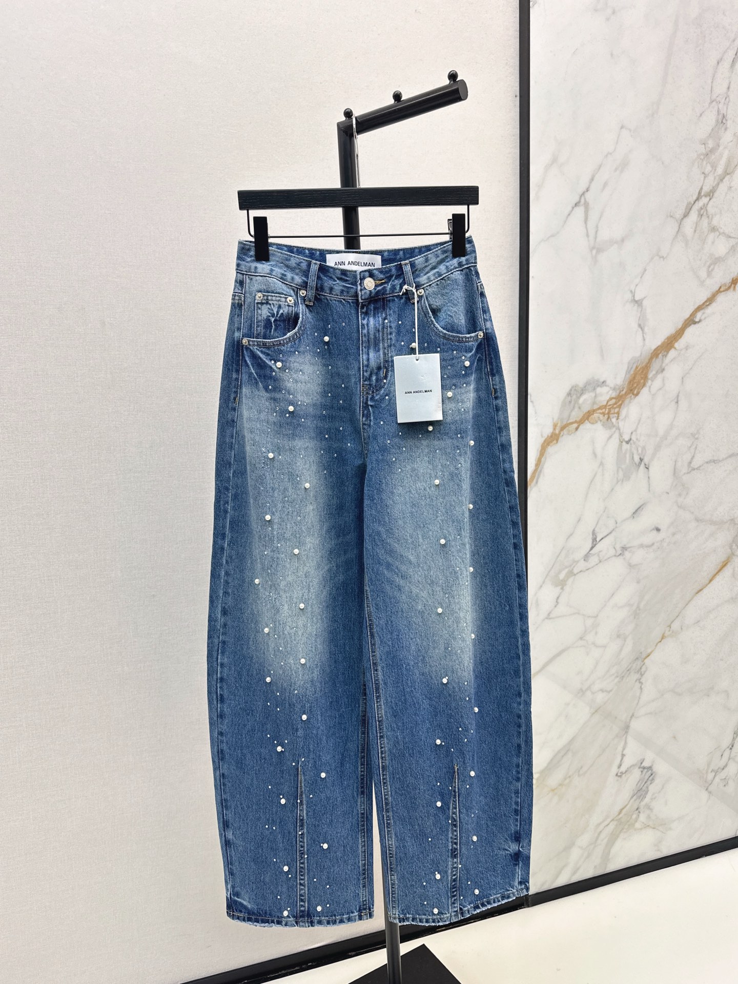 NO:562239,Fashionable design 25Ss————The latest autumn and winter scimitar trousers with heavy beading technology. Super washed denim trousers with a retro feel. Handmade pearl decoration + hot diamond blingbling collision. Trendy and unique. It has a sense of cool story. The whole shape of the trousers makes you look slimmer. When you put it on, you will become the most fashionable person on the street in seconds. You have a good sense of street personality. One color ready for sale sml,, alexander wang19860909时髦设计 25Ss————秋冬最新款重磅钉珠工艺弯刀裤 超绝水洗牛仔长裤 自带复古感 手工珍珠装饰+烫钻blingbling碰撞 潮流又独特 自带酷飒故事感 裤型一整个显瘦炸街 穿上秒变街头最炸时髦精 把街头个性狠狠拿捏 一色现货发售sml,,alexander wang,Women's clothing