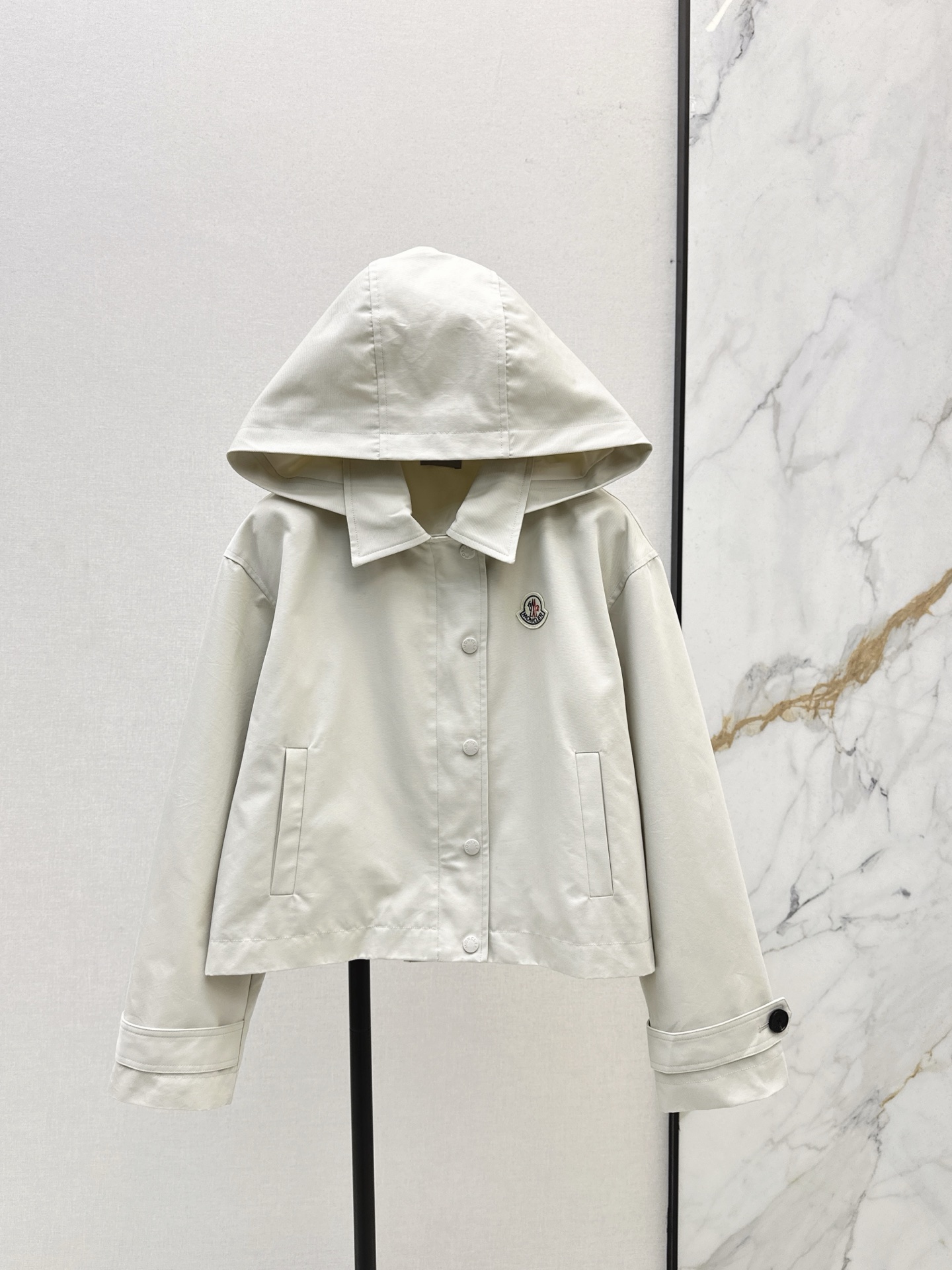 NO:562234,Mc 25Ss————The latest hooded windbreaker jacket in autumn and winter. This windbreaker seems to have its own eye-catching features. It is very aura. The hooded design has a sense of style. It is also very tolerant to the figure. It has a retro feel. It has an extra point of appearance and is a must-have for fashionable outfits. It has a sense of advanced filters when taking photos. Two colors are available for sale sml,,jackets & coats,hats,alexander wang19860909Mc 25Ss————秋冬最新款连帽风衣外套这件风衣仿佛自带吸睛点 很有气场 连帽设计有造型感 对身材包容性也很强 整个复古感拉满 颜值加分时髦穿搭必备拍起照来自带高级滤镜感 两色现货发售sml,,jackets & coats,hats,alexander wang,Women's clothing