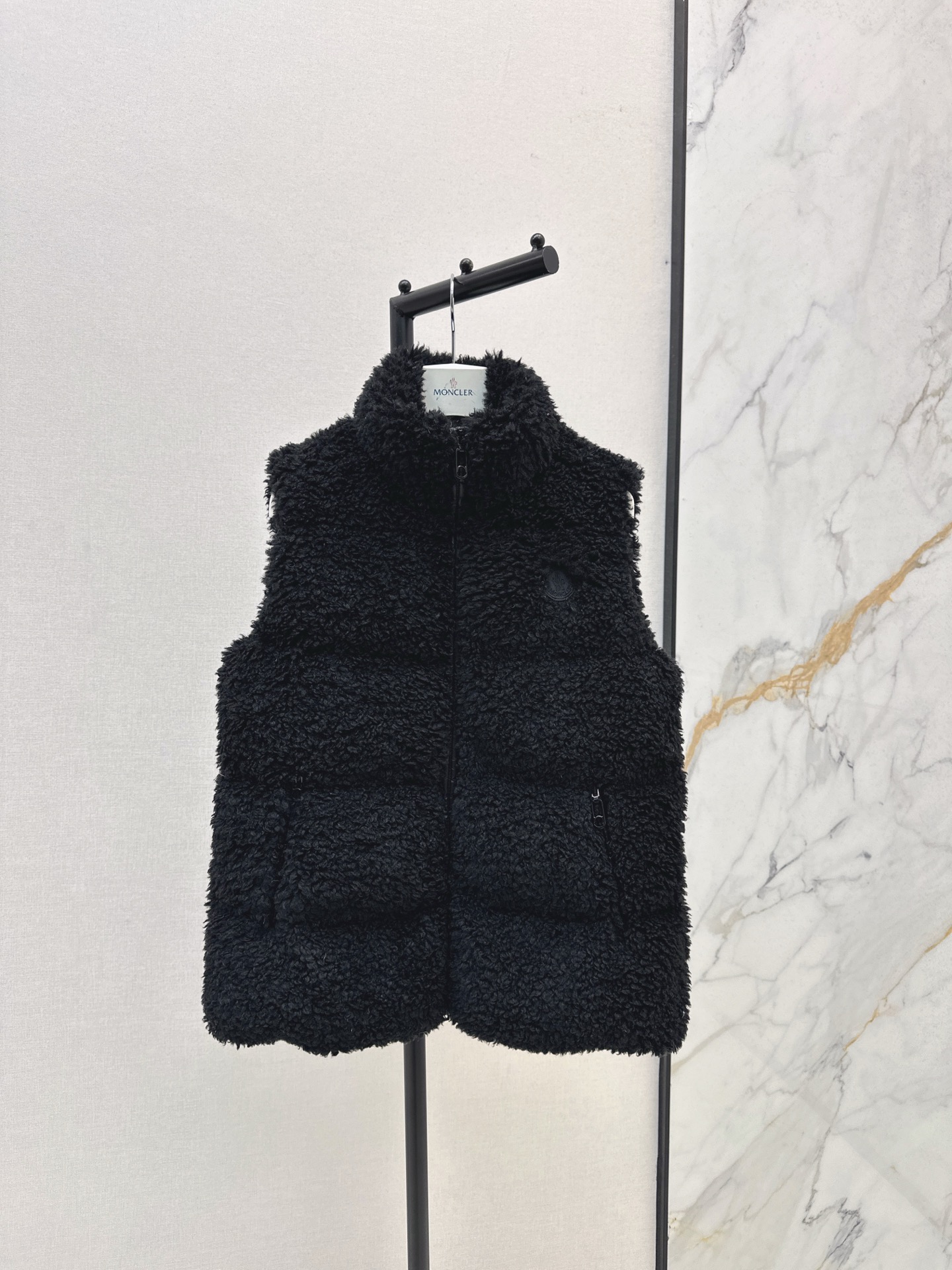 NO:562229,Recommended single model with dust bag Mc 25Ss————The latest Teddy down vest jacket for autumn and winter, customized eco-friendly Teddy down fur fabric, soft and delicate, temperamental double zipper design, stand-up collar, slim fit, imported machine pressing technology, three-dimensional tailoring of strips, national standard down filling, classic version to interpret autumn and winter layering and warmth artifacts, age-reducing girlish style, casual and handsome, light and warm fabrics, two colors ready for sale sml,,jackets & coats,down  jacket,alexander wang19860909配防尘袋爆单款推荐 Mc 25Ss————秋冬最新款泰迪羽绒马甲外套定制环保泰迪绒毛毛面料软糯细腻 气质双拉链设计立领修身版型 进口机压线工艺对条立体剪裁 国标羽绒填充 经典版型演绎秋冬叠搭保暖神器 减龄少女风穿搭 休闲又帅气 轻盈保暖面料 两色现货发售sml,,jackets & coats,down jacket,alexander wang,Women's clothing