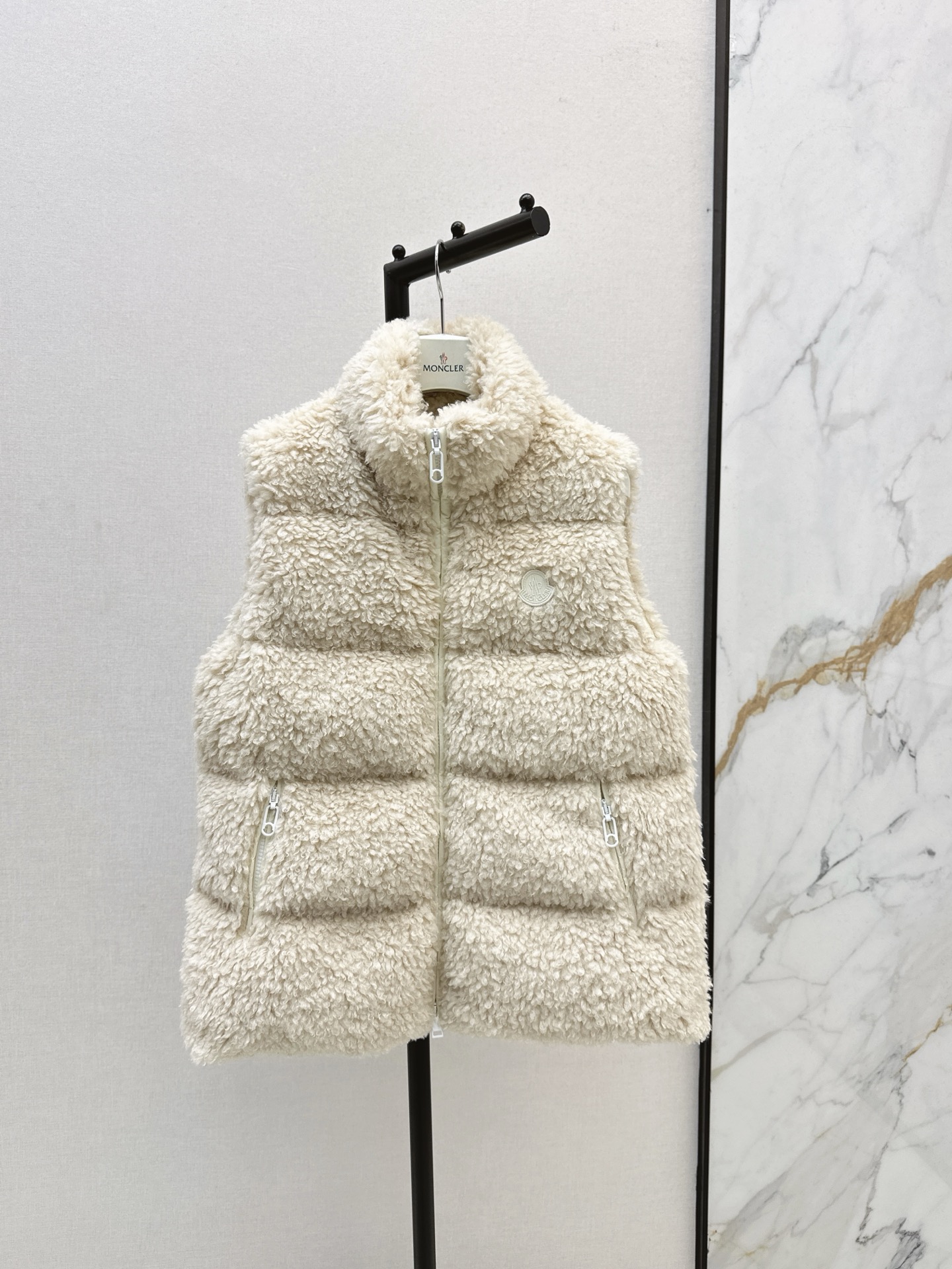 NO:562226,Recommended single model with dust bag Mc 25Ss————The latest Teddy down vest jacket for autumn and winter, customized eco-friendly Teddy down fur fabric, soft and delicate, temperamental double zipper design, stand-up collar, slim fit, imported machine pressing technology, three-dimensional tailoring of strips, national standard down filling, classic version to interpret autumn and winter layering and warmth artifacts, age-reducing girlish style, casual and handsome, light and warm fabrics, two colors ready for sale sml,,jackets & coats,down  jacket,alexander wang19860909配防尘袋爆单款推荐 Mc 25Ss————秋冬最新款泰迪羽绒马甲外套定制环保泰迪绒毛毛面料软糯细腻 气质双拉链设计立领修身版型 进口机压线工艺对条立体剪裁 国标羽绒填充 经典版型演绎秋冬叠搭保暖神器 减龄少女风穿搭 休闲又帅气 轻盈保暖面料 两色现货发售sml,,jackets & coats,down jacket,alexander wang,Women's clothing