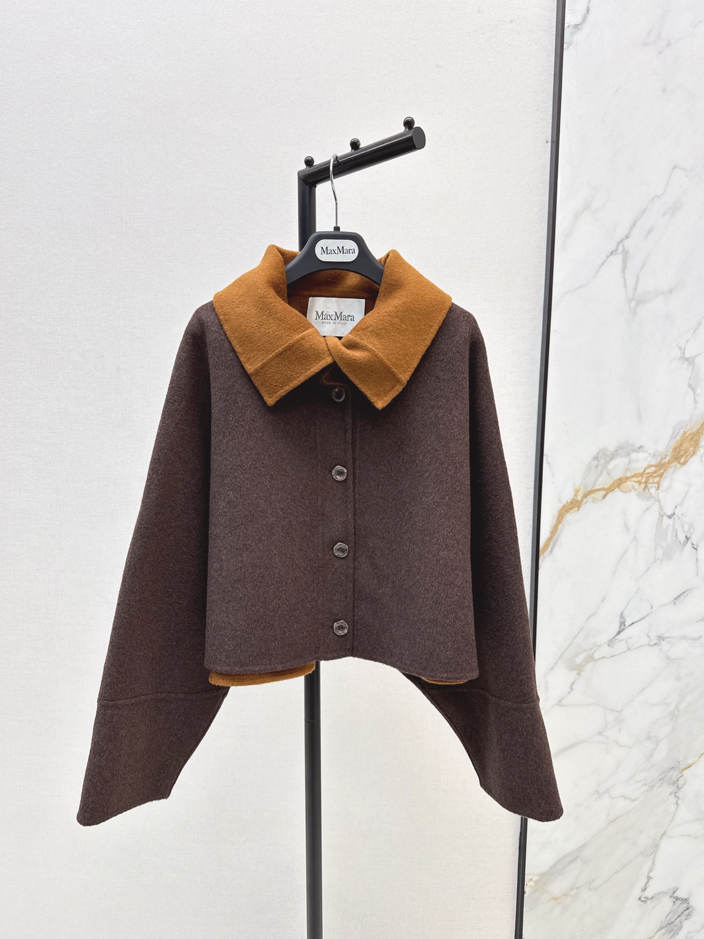 NO:562212,Exclusive model ~ Max 25Ss————The latest high-end minimalist style double-sided woolen coat layering tool for autumn and winter. Purely handmade double-sided cashmere wool fabric. Dropped shoulder sleeve design. Elegant, intellectual and gentle. Imported fabric wool cashmere texture is quite spacious and stylish. It does not choose a flattering shape and has a capable temperament. It is versatile and fashionable and the upper body looks thin and tall. Two colors are on sale now. sml,,jackets & coats,alexander wang19860909独家款～ Max 25Ss————秋冬最新款高级极简风双面呢外套叠搭神器 纯手工制作双面尼羊绒羊毛面料 落肩袖设计 优雅知性气质温柔 进口面料羊毛羊绒质感挺阔有型 不挑人版型气质干练 百搭时髦上身显瘦又高挑 两色现货发售sml,,jackets & coats,alexander wang,Women's clothing