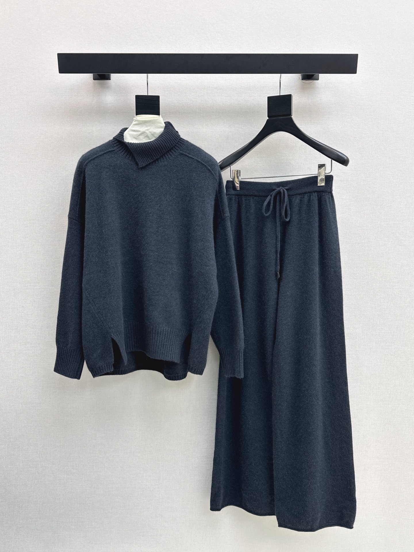 NO:562204,Exclusive first release of Bc 25Ss - the latest lazy style wool suit for autumn and winter. Long-termist turtleneck sweater + elastic waist straight pants. Hot-selling Maillard color series. 100% worsted wool yarn fabric. Simple and elegant lazy version. Durable. Warmth and appearance are both online. The most practical and versatile boutique. Autumn and winter base layering for daily high-end!  !  Extra large elasticity that doesn’t care about your figure. Sold as a set. Three colors available for sale. sml, sweaters, alexander wang19860909独家首发 Bc 25Ss———秋冬最新款慵懒风羊毛套装长期主义高领毛衣+松紧腰直筒裤 爆单款美拉德色系 百分百精纺羊毛纱线面料 简约大气慵懒版型 经久耐穿 保暖度和颜值却都在线～～最实穿百搭的精品 秋冬打底叠穿日常高级！！超大弹力不挑身材 一套出售 三色现货发售sml,,sweaters,alexander wang,Women's clothing