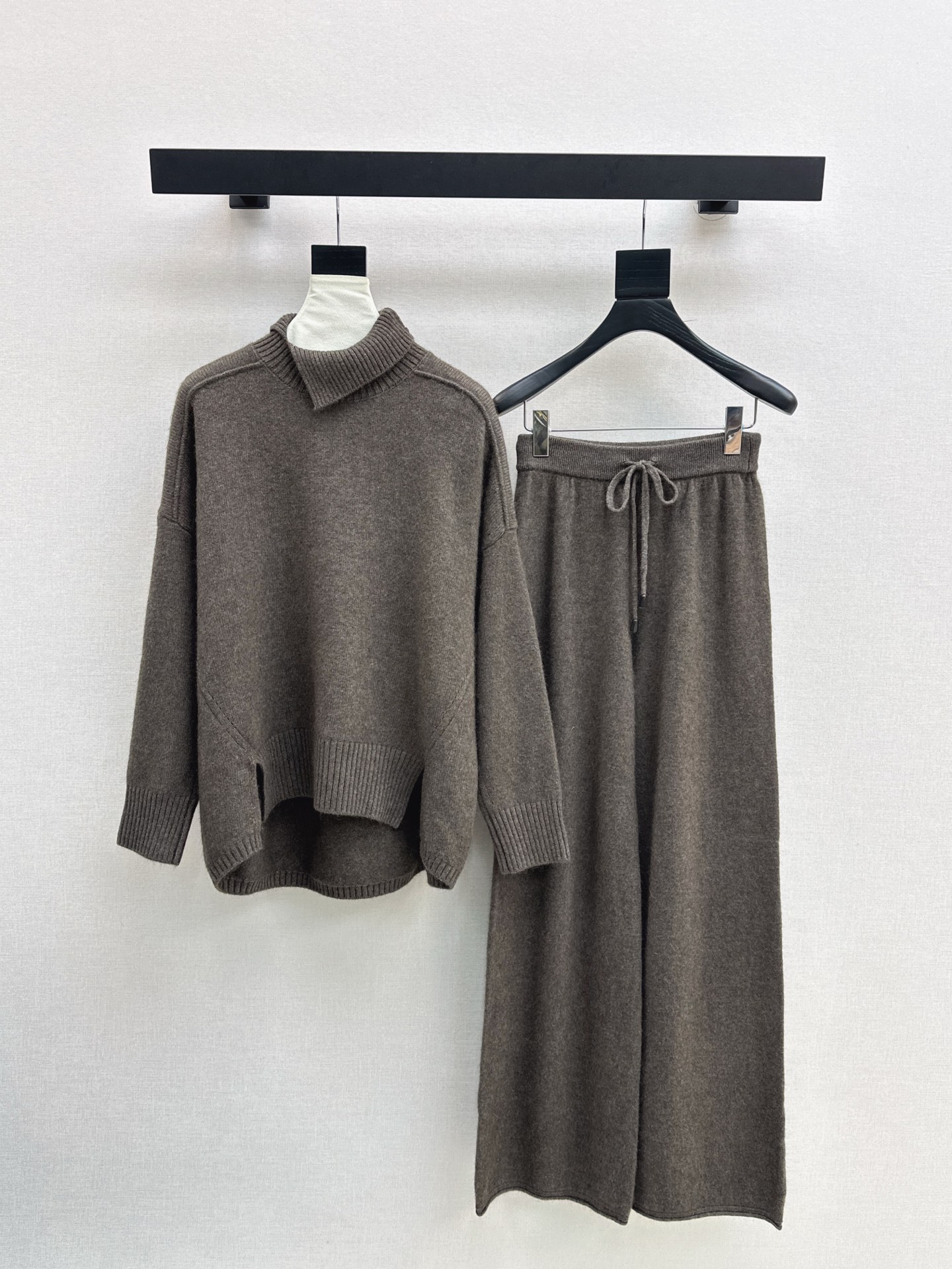 NO:562208,Exclusive first release of Bc 25Ss - the latest lazy style wool suit for autumn and winter. Long-termist turtleneck sweater + elastic waist straight pants. Hot-selling Maillard color series. 100% worsted wool yarn fabric. Simple and elegant lazy version. Durable. Warmth and appearance are both online. The most practical and versatile boutique. Autumn and winter base layering for daily high-end!  !  Extra large elasticity that doesn't care about your figure. Sold as a set. Three colors available for sale. sml, sweaters, alexander wang19860909独家首发 Bc 25Ss———秋冬最新款慵懒风羊毛套装长期主义高领毛衣+松紧腰直筒裤 爆单款美拉德色系 百分百精纺羊毛纱线面料 简约大气慵懒版型 经久耐穿 保暖度和颜值却都在线～～最实穿百搭的精品 秋冬打底叠穿日常高级！！超大弹力不挑身材 一套出售 三色现货发售sml,,sweaters,alexander wang,Women's clothing