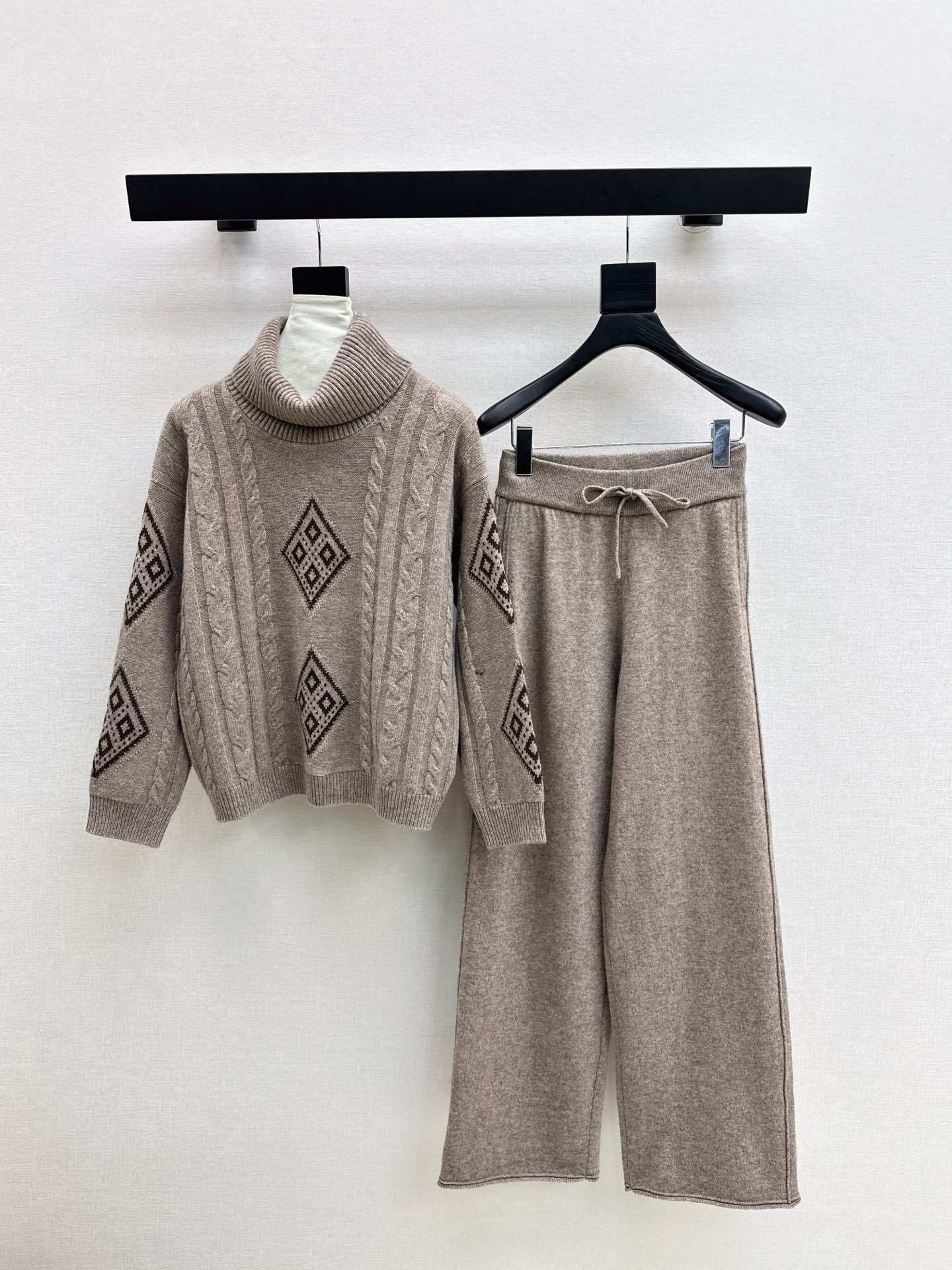 NO:562196,Exclusively debuting Max 25Ss - the latest lazy style wool suit for autumn and winter in a single Maillard color series. 100% worsted wool yarn fabric. Simple and elegant lazy style. Durable. Warmth and appearance are both online.  !  Super stretchy, not flattering on your figure. Sold as a set. Two colors available for sale. sml, alexander wang19860909独家首发 Max 25Ss———秋冬最新款慵懒风羊毛套装爆单款美拉德色系 百分百精纺羊毛纱线面料 简约大气慵懒版型 经久耐穿 保暖度和颜值却都在线～～最实穿百搭的精品 秋冬打底叠穿日常高级！！超大弹力不挑身材 一套出售 两色现货发售sml,,alexander wang,Women's clothing