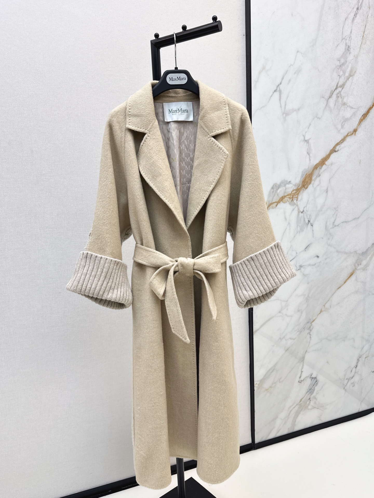 NO:562192,Exclusive model with dust bag ~ Max 25Ss————The latest high-end minimalist style camel wool double-sided woolen jacket layering artifact for autumn and winter. Purely handmade double-sided cashmere wool fabric. Dropped shoulder sleeve design. Elegant, intellectual and gentle. The imported fabric wool and cashmere texture is quite spacious and stylish. The style is not flattering and the temperament is capable. Versatility and fashionable upper body makes the body slim and tall. Three colors are on sale now. sml,, jackets & coats, alexander wang19860909配防尘袋独家款～ Max 25Ss————秋冬最新款高级极简风拼接做法骆驼绒双面呢外套叠搭神器 纯手工制作双面尼羊绒羊毛面料 落肩袖设计 优雅知性气质温柔 进口面料羊毛羊绒质感挺阔有型 不挑人版型气质干练 百搭时髦上身显瘦又高挑 三色现货发售sml,,jackets & coats,alexander wang,Women's clothing