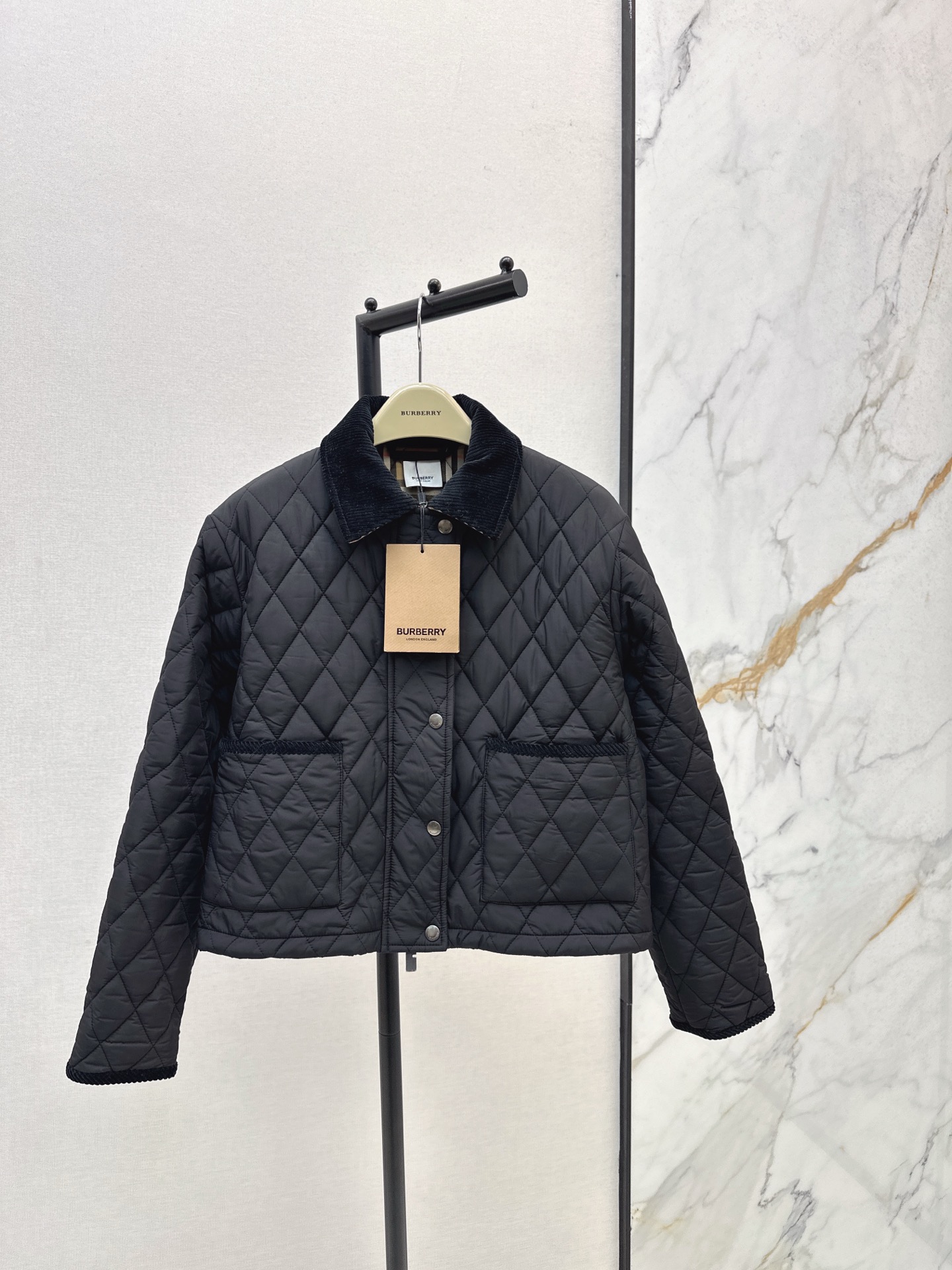 NO:562199,Bur 25Ss————The latest autumn and winter corduroy lapel spliced ​​quilted plaid quilted jacket. Short and loose design. The classic plaid quilted jacket on the inside covers the upper body and looks slimmer. It is warm and practical to wear. It highlights the charm of the brand and doubles the temperament. Recommended for daily outings. Two colors are available in stock. sml,, burberry, jackets & coats, alexander wang19860909Bur 25Ss————秋冬最新款灯芯绒翻领拼接衍缝格纹夹棉外套 短款宽松设计 内里经典格纹夹棉小棉服上身遮肉显瘦 保暖实穿 彰显品牌魅力 气质翻倍 日常出街推荐 两色现货发售sml,,burberry,jackets & coats,alexander wang,Women's clothing