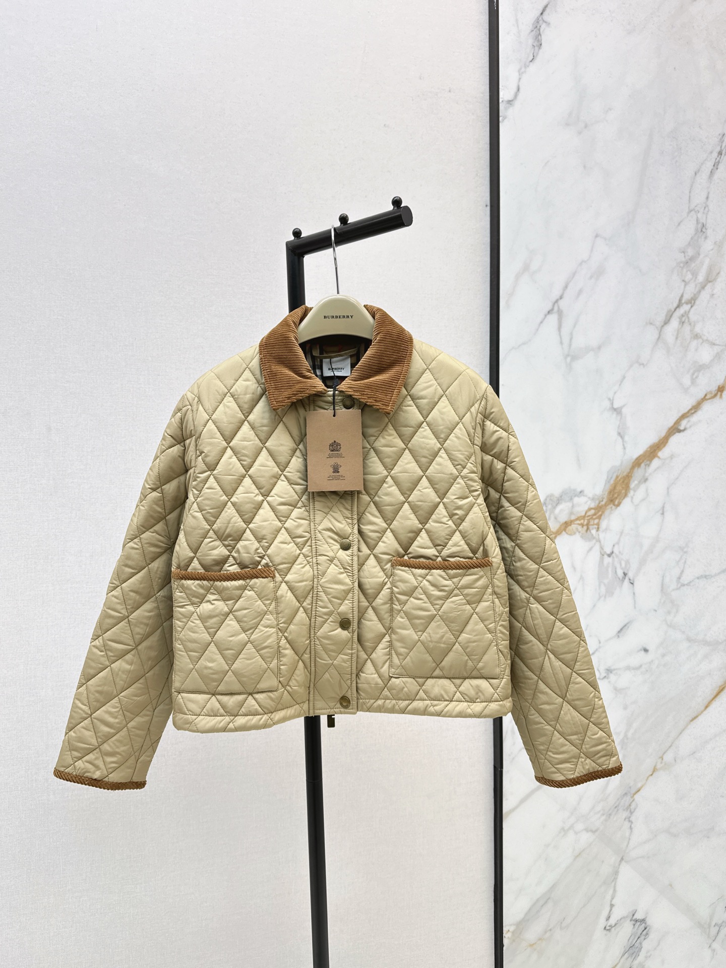 NO:562195,Bur 25Ss————The latest autumn and winter corduroy lapel spliced ​​quilted plaid quilted jacket. Short and loose design. The classic plaid quilted jacket on the inside covers the upper body and looks slimmer. It is warm and practical to wear. It highlights the charm of the brand and doubles the temperament. Recommended for daily outings. Two colors are available in stock. sml,, burberry, jackets & coats, alexander wang19860909Bur 25Ss————秋冬最新款灯芯绒翻领拼接衍缝格纹夹棉外套 短款宽松设计 内里经典格纹夹棉小棉服上身遮肉显瘦 保暖实穿 彰显品牌魅力 气质翻倍 日常出街推荐 两色现货发售sml,,burberry,jackets & coats,alexander wang,Women's clothing