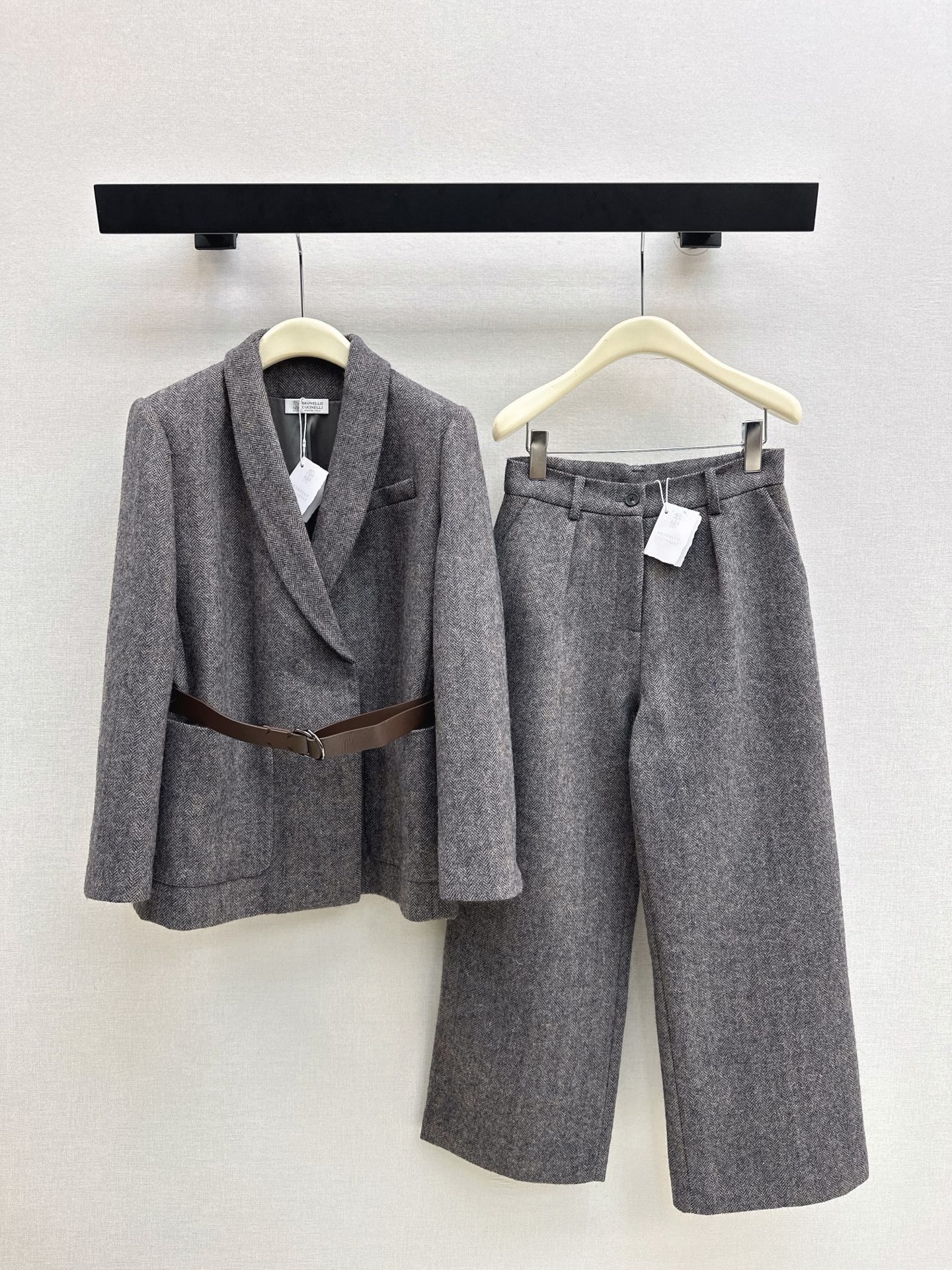 NO:562189,Old money style outfit Bc 25Ss - the latest belt decoration suit for autumn and winter. V-neck suit belt jacket + nine-point pants. Customized high-grade wool herringbone fabric. A very attractive combination. Very slim. High-end gray. You can't go wrong no matter how you wear it. It has a 90s retro feel. It is also very fashionable. Not so tough. Suitable for daily life or OL workplace. One color separate development. Ready for sale sml suit, jackets & coats, business suit, alexander wang19860909老钱风穿搭 Bc 25Ss————秋冬最新款腰带装饰套装 V领西装腰带外套+九分裤 定制高级羊毛人字纹面料 很有看点的一套搭配 很显瘦 高级灰 怎么穿都不会出错 有种90年代的复古感 也很时髦 不会那么硬朗 日常或者OL职场都适合 一色分开发 现货发售sml 西,,jackets & coats,business suit,alexander wang,Women's clothing