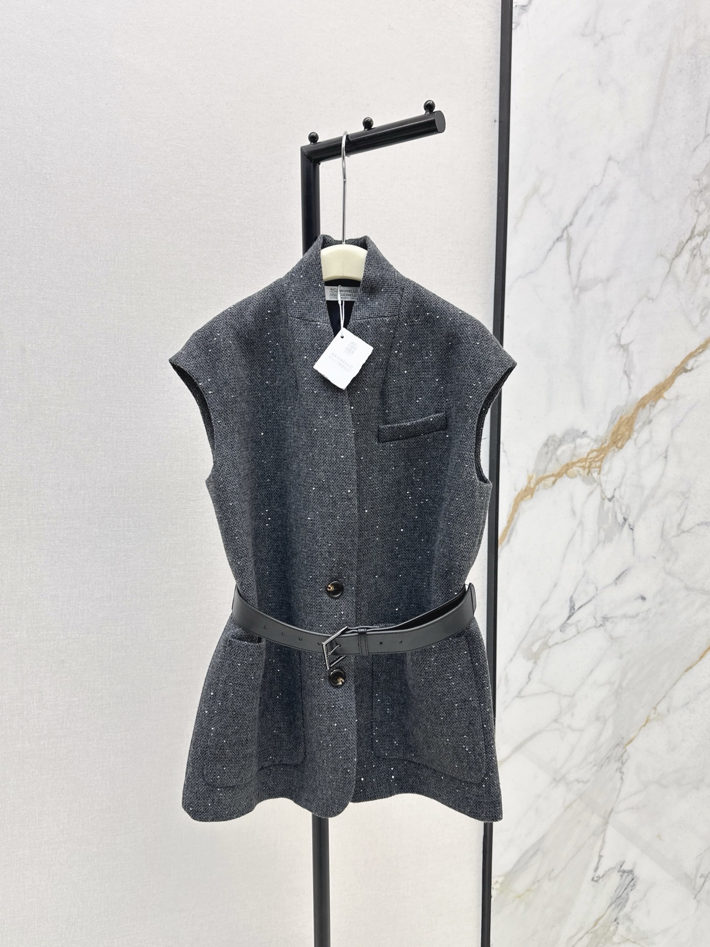 NO:562184,The fashionable sense of layering Bc 25Ss————The latest belt-decorated design suit vest for autumn and winter. Autumn and winter cannot be without the blessing of a vest. It can be used for commuting or daily use. It can be layered with T-shirts or sweater shirts. It is fashionable and easy to get. Waist delivery belt design. bling wool suit fabric. The whole texture is online. One color ready for sale sml, sweaters, shirts, tees, t-shirt, business suit, alexander wang19860909叠穿的时髦感 Bc 25Ss————秋冬最新款腰带装饰设计西装马甲 秋冬不能没有马甲的加持 可通勤可日常 叠穿T恤或者毛衣衬衫都可以 时髦轻松Get 腰部配送腰带设计 bling羊毛西装面料 整个质感都在线 一色现货发售sml,,sweaters,shirts,tees，t-shirt,business suit,alexander wang,Women's clothing