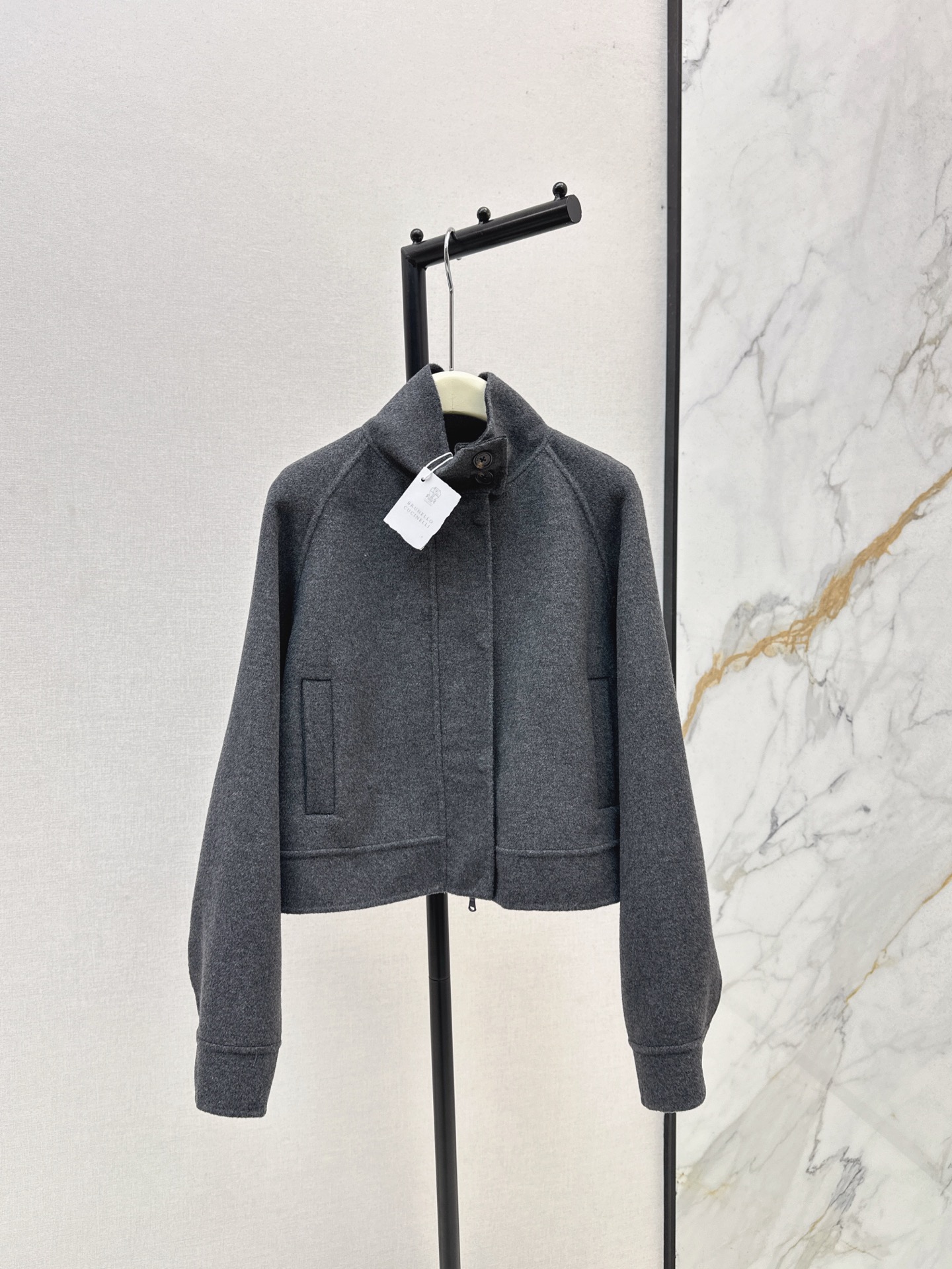 NO:562179,Exclusive model ~ Bc 25Ss————The latest high-end minimalist style double-sided nylon jacket layering artifact for autumn and winter. Purely handmade double-sided nylon cashmere wool fabric. Dropped shoulder sleeve design. Elegant, intellectual and gentle. The texture of imported wool nylon is quite wide and stylish. The casual version has a capable temperament. Versatility and fashionable upper body makes the body slim and tall. Interpretation of high-end Italian elegance. Two colors are available for sale sml,,jackets & coats,alexander wang19860909独家款～ Bc 25Ss————秋冬最新款高级极简风双面尼外套叠搭神器 纯手工制作双面尼羊绒羊毛面料 落肩袖设计 优雅知性气质温柔 进口羊毛尼质感挺阔有型 不挑人版型气质干练 百搭时髦上身显瘦又高挑 演绎高级意式优雅 两色现货发售sml,,jackets & coats,alexander wang,Women's clothing