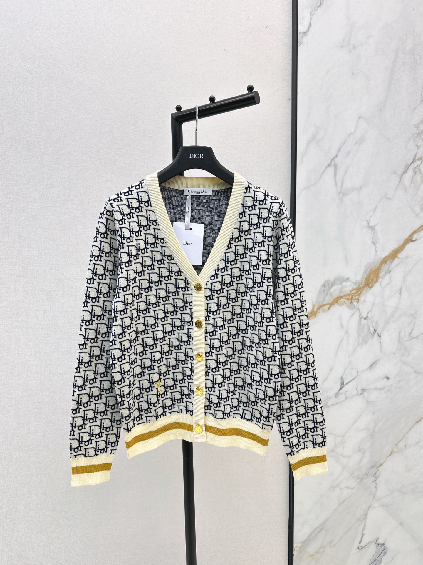 NO:563240,CD 25Ss————The latest classic presbyopic V-neck cardigan in autumn and winter, 100% wool, has a delicate and soft texture. It is a classic age-reducing item. The shape is not particular about the upper body and looks slimmer. The perfect item that is a must-have for those who are rich and beautiful. The texture is great. One color ready for sale sml,, alexander wang19860909CD 25Ss————秋冬最新款经典老花V领开衫百分百羊毛质感细腻软糯 经典减龄单品 版型不挑人上身巨显瘦 白富美必收的完美单品 质感超赞 一色现货发售sml,,alexander wang,Women's clothing