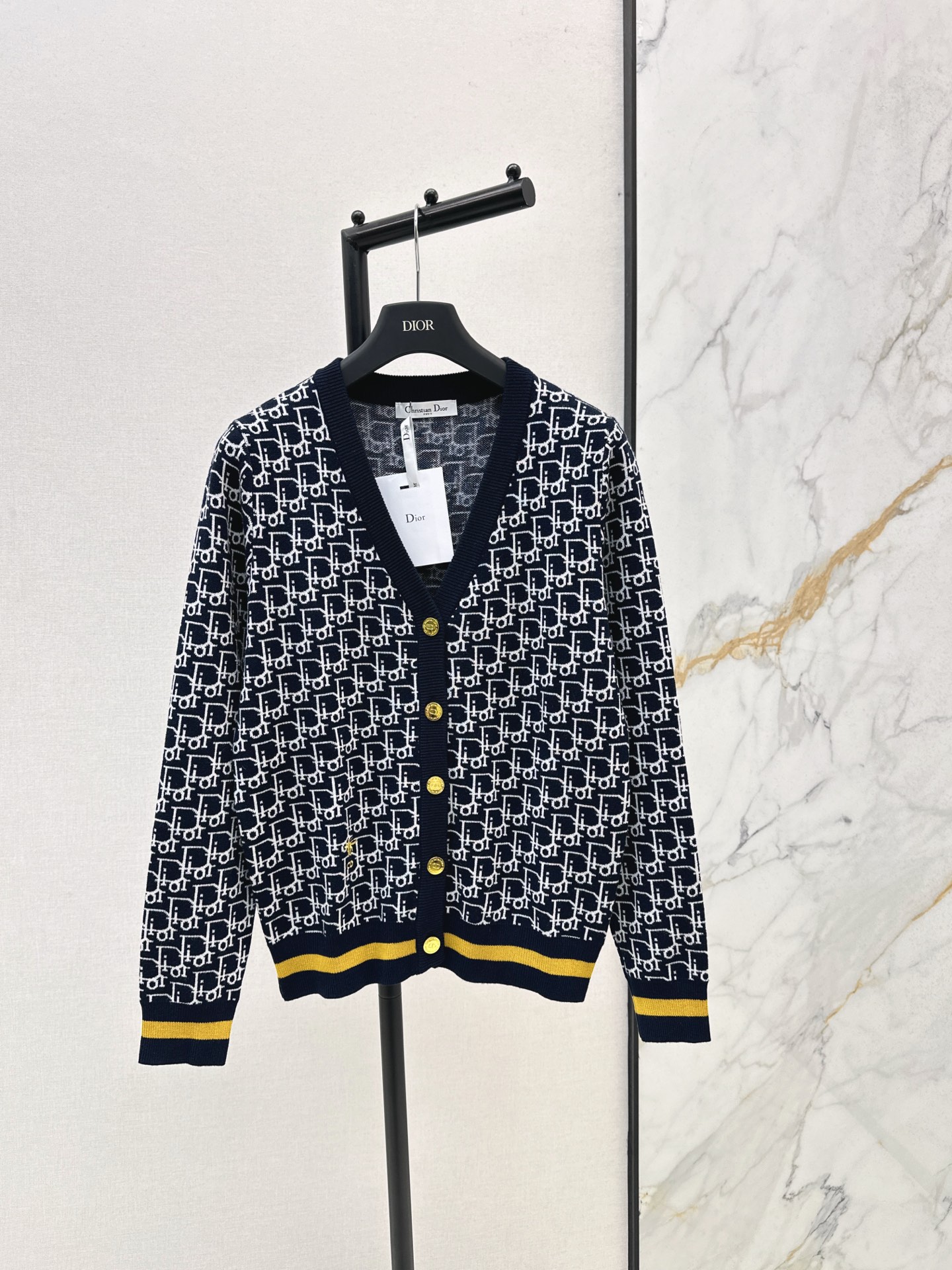 NO:563234,CD 25Ss————The latest classic presbyopic V-neck cardigan in autumn and winter, 100% wool, has a delicate and soft texture. It is a classic age-reducing item. The shape is not particular about the upper body and looks slimmer. The perfect item that is a must-have for those who are rich and beautiful. The texture is great. One color ready for sale sml,, alexander wang19860909CD 25Ss————秋冬最新款经典老花V领开衫百分百羊毛质感细腻软糯 经典减龄单品 版型不挑人上身巨显瘦 白富美必收的完美单品 质感超赞 一色现货发售sml,,alexander wang,Women's clothing