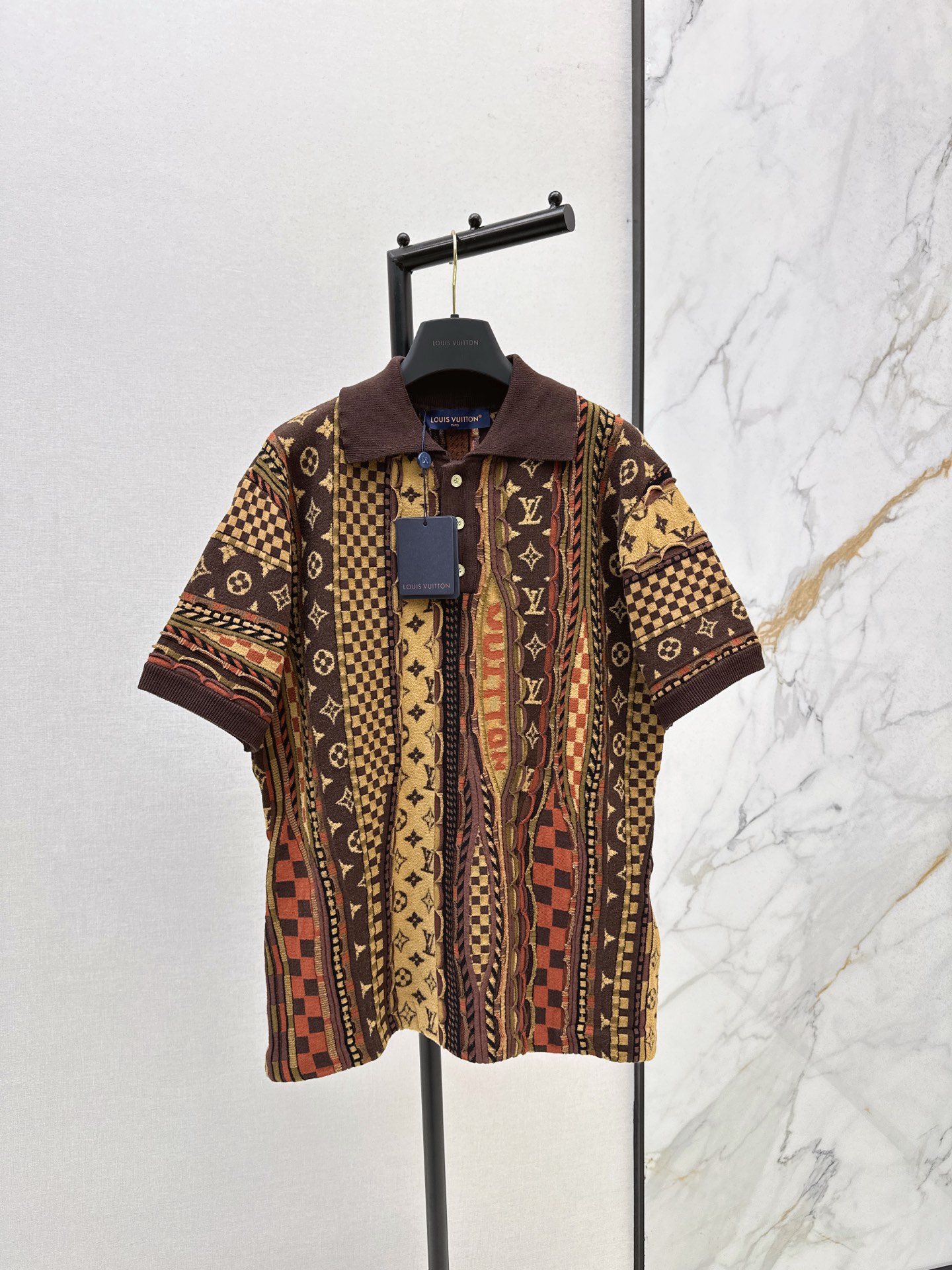 NO:563218,Same style for men and women L home 25Ss - the latest co-branded Nigo series in autumn and winter Monogram jacquard heavy polo collar short-sleeved sweater heavy industry positioning three-dimensional contrast intarsia technology throughout the fashionable and high-end sense Swiss woven positioning intarsia technology advanced color matching sports atmosphere unisex style classic wide version fashionable and high-end white and rich beauty must go in not pick people's upper body to look slim One color ready for sale sml,, louis  vuitton,sweaters,T-shirt,alexander wang19860909男女同款 L家 25Ss————秋冬最新款联名Nigo系列Monogram花提花重工polo领短袖毛衣重工定位立体撞色嵌花工艺贯穿时髦高级感 瑞士机织定位嵌花工艺 高级配色 运动气息男女同款 经典宽版版型时髦又高级 白富美必入 不挑人上身巨显瘦 一色现货发售sml,,louis vuitton,sweaters,T-shirt,alexander wang,Women's clothing