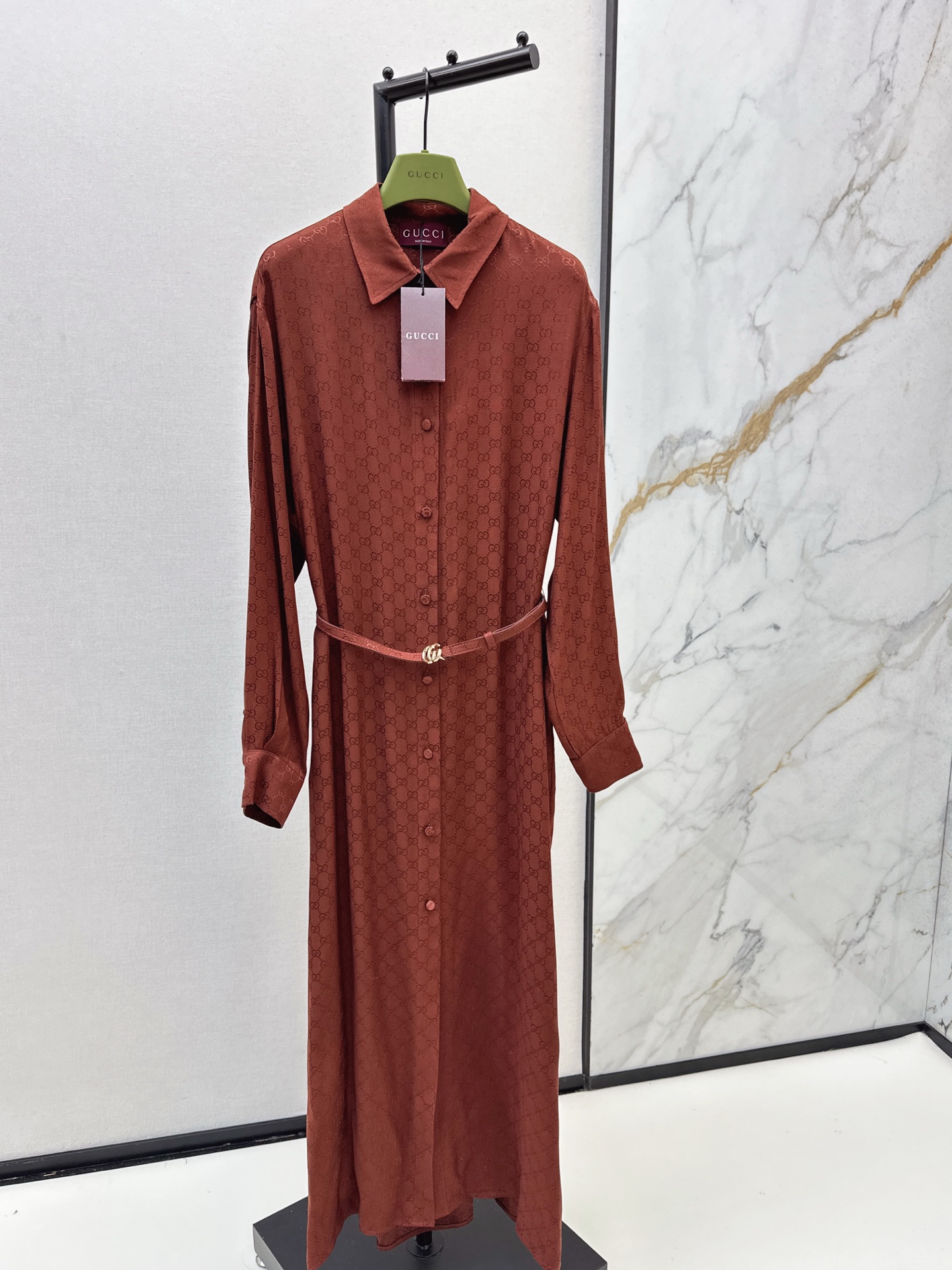 NO:563213,Gu 25Ss - the latest shirt-style dress in autumn and winter. The dark brown dress combines retro charm and high-end texture. Exquisite double delivery belt outlines the waistline. The hidden brand jacquard is looming under the light and shadow. From commuting in the workplace to light luxury socializing, a textured item worthy of collection in the wardrobe. It allows you to exude a leisurely charm in every occasion. Available in one color, smlxl, skirts, shirts, alexander wang19860909Gu 25Ss———秋冬最新款衬衫式连衣裙深棕调连衣裙将复古韵味与高级质感融为一体 精致的双配送腰带勾勒腰线 暗藏的品牌提花在光影下若隐若现 从职场通勤到轻奢社交 衣橱里值得珍藏的质感单品 让你在每一个场合都散发从容不迫的魅力 一色现货发售smlxl,,skirts,shirts,alexander wang,Women's clothing