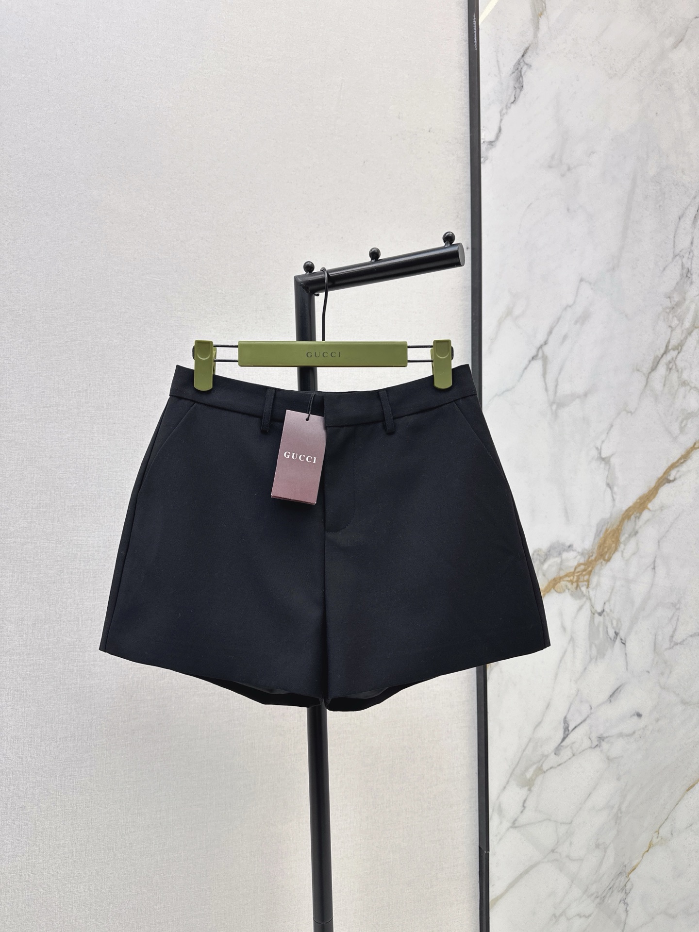 NO:563208,Gu 25Ss - the latest all-match king shorts for autumn and winter. Contains wool. Clean tailoring outlines smart lines. Crisp fabric shows texture. Can be worn with shirts and jackets for workplace style. Can also be worn with suspenders to mix sweet and cool. One pair can be styled in all seasons. It is a timeless item in the wardrobe. Available in one color. smlxl, shorts, jackets & coats, shirts, alexander wang19860909Gu 25Ss———秋冬最新款百搭王短裤 含羊毛成分 利落剪裁勾勒干练线条 挺括面料尽显质感 可搭衬衫 外套走职场通勤风 也可配吊带玩甜酷混搭 一条承包四季造型 是衣橱里永不过时的单品 一色现货发售smlxl,,shorts,jackets & coats,shirts,alexander wang,Women's clothing