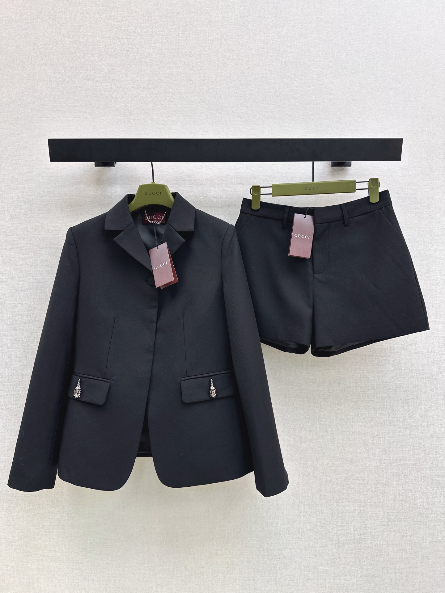 NO:563203,Gu 25Ss - the latest dark suit jacket in autumn and winter contains wool components to unlock a cool and high-end feel. The neatly tailored black suit has metal unicorn decoration on the pocket to brighten the details. It can break the dullness and can be paired with shorts of the same style to show off a capable aura. One piece unlocks multiple styles. One color available for sale smlxl 0,,shorts,jackets & coats,business suit,alexander wang19860909Gu 25Ss———秋冬最新款暗黑系西装外套含羊毛成分 解锁酷飒高级感 利落剪裁的黑色西装 口袋金属独角装饰点亮细节 打破沉闷 可搭配同款短裤 装彰干练气场 一件解锁多种风格 一色现货发售smlxl 0,,shorts,jackets & coats,business suit,alexander wang,Women's clothing