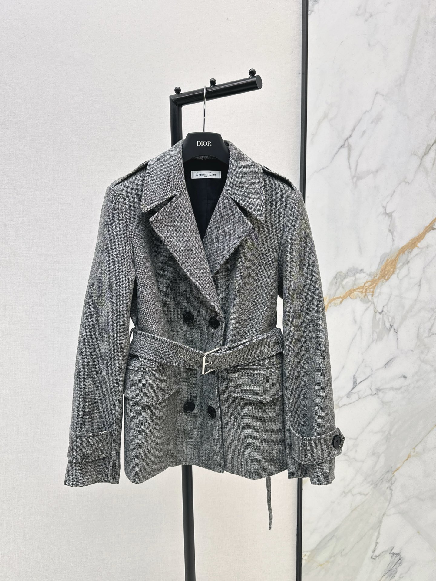 NO:563239,CD 25Ss - the latest woolen double-breasted suit jacket for autumn and winter. Very high-end imported texture. Look carefully at the details. The color is super correct. The upper body is very cool. It is clean and classy. It enhances the temperament~~ It is completely in accordance with the level of high-end ready-to-wear. It is impossible not to love it. The temperament MM must buy it. One color ready for sale sml,, jackets & coats, business suit, alexander wang19860909CD 25Ss———秋冬最新款毛呢双排扣西装外套 非常高级的进口质地 仔细看细节 颜色超正 上身非常飒爽 干净有品 提气质~~完全按照高定成衣水准 无法不爱 气质MM必入 一色现货发售sml,,jackets & coats,business suit,alexander wang,Women's clothing