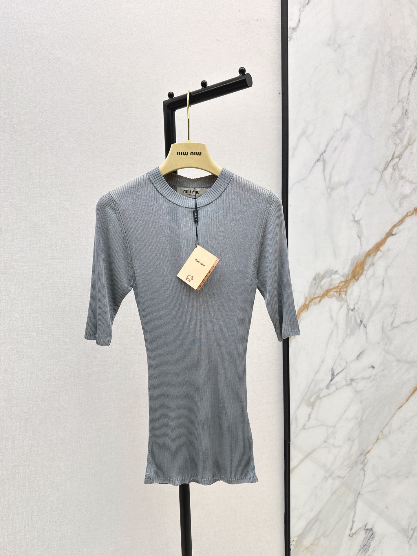 NO:563227,Exclusive model ~ Miu 25Ss————The latest slim-fit round-neck high-end ice blue short-sleeved sweater in autumn and winter. Buy it from yb and restore it one-to-one. One-to-one yarn must be dyed. Slim fit. Ice silk feels soft and delicate. Mulberry silk. One color ready for sale. sml,, miumiu, T-shirt, alexander wang19860909独家款～ Miu 25Ss————秋冬最新款修身圆领高级冰蓝色短袖针织衫yb购入一比一还原 一比一定染纱线 修身版型 冰丝手感柔软细腻 桑蚕丝 一色现货发售sml,,miumiu,T-shirt,alexander wang,Women's clothing