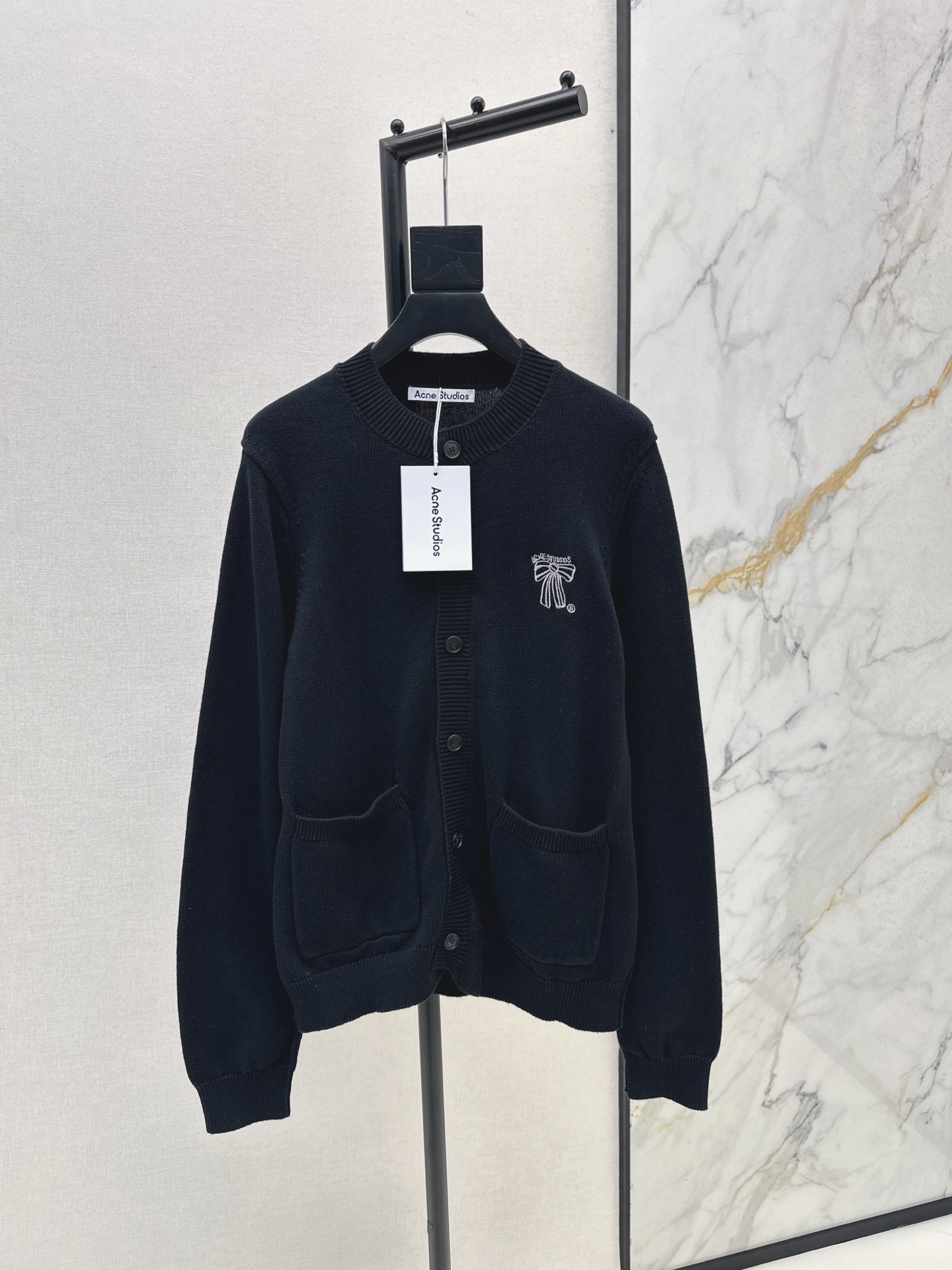 NO:563212,Same style for men and women ANc～E 25Ss————The latest long-sleeved cardigan with bow embroidery decoration in autumn and winter. Customized wool yarn weaving. Fine texture, soft and comfortable. Delicate and soft. College style adds youthful atmosphere. Letter logo embroidery embellishment. Literary and artistic color matching to show age-reducing charm. Must-have outfit for dating and commuting. Two colors ready for sale. sml,,alexander wang19860909男女同款 ANc～E 25Ss————秋冬最新款蝴蝶结刺绣装饰长袖开衫 定制羊毛纱线织造 质感细腻 柔软舒适 细致柔软 学院风增加青春气息 字母徽标刺绣点缀 文艺感配色尽显减龄魅力 约会通勤必备穿搭 两色现货发售sml,,alexander wang,Women's clothing