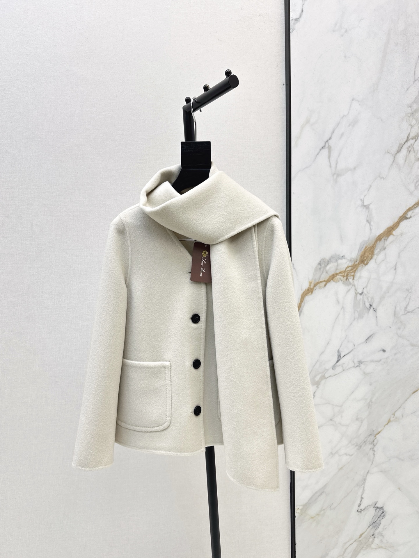 NO:563207,High luxury old money style with dust bag LP 25Ss————The latest handmade cashmere jacket with scarf in autumn and winter. Imported 90 wool 10 cashmere fabric with fine and soft texture. Detachable scarf and shawl. Wear it twice to unlock different styles. Temperament V-neck H version classic double pockets. Minimalist high-luxury elegant and intellectual. The original tailoring version is perfect and easy to control. The upper body has a relaxed atmosphere and is casual and lazy. Three colors are available for sale sml, loro piana, jackets &  coats,shawls,alexander wang19860909配防尘袋高奢老钱风 LP 25Ss————秋冬最新款配送围巾的手工羊绒外套进口90羊毛10羊绒面料质感细腻柔软 可拆卸围巾披肩 一衣两穿解锁不同风格 气质V领H版型经典双口袋 极简高奢优雅知性 原版剪裁版型完美轻松驾驭 上身自带松弛氛围感随性慵懒 三色现货发售sml,,loro piana,jackets & coats,shawls,alexander wang,Women's clothing