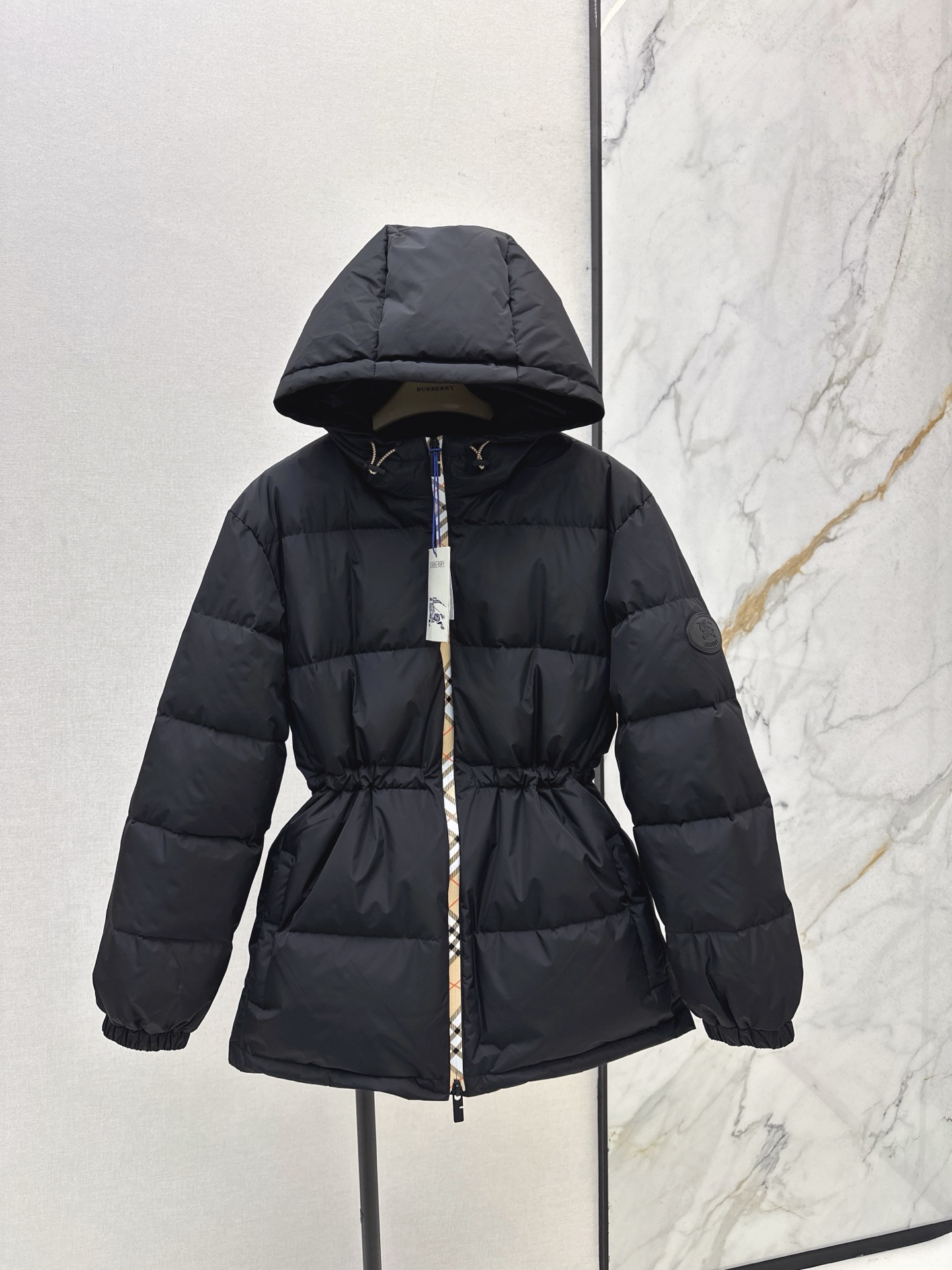 NO:563232,Comes with dust bag Bur 25Ss - the latest vintage plaid hooded down jacket for autumn and winter. A must-have high-end fashionable item for plaid lovers. Three-dimensional tailoring. The zipper version is versatile and not picky. It keeps warm and refuses to be bulky. National standard 90 white duck down filling. The texture of imported fabrics is awesome. Imported machine sewing smooth line craftsmanship. Original hardware accessories. The details are very good. Recommended two colors for sale in stock. sml,, burberry, down jacket, hats, alexander  wang19860909配防尘袋Bur 25Ss———秋冬最新款Vintage格纹连帽羽绒服 格子控必入高级时髦单品 立体剪裁 拉链版型百搭不挑人 保暖拒绝臃肿 国标90白鸭绒填充 进口面料质感超赞 进口机缝制流畅线条工艺 原版五金配件 细节很加分 推荐两色现货发售 sml,,burberry,down jacket,hats,alexander wang,Women's clothing