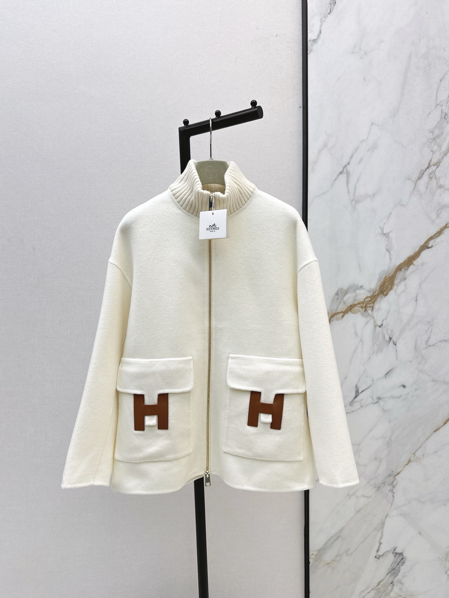 NO:563220,Equipped with dust bag, exclusive debut Her 25Ss————The latest autumn and winter must-have high-intelligence coat for autumn and winter new product layering artifact. Purely handmade double-sided cashmere coat with stand-up collar. It has a sense of luxury and high-end. H leather large pockets are elegant, intellectual and gentle. The texture of imported wool and cashmere fabric is quite wide and stylish. The H-shaped style is not attractive and has a capable temperament. Versatile and fashionable, the upper body looks thin and tall. Two colors are available for sale now. sml,, alexander wang19860909配防尘袋独家首发 Her 25Ss————秋冬最新款本季必入高智感大衣秋冬新品叠搭神器 纯手工制作双面尼立领羊绒大衣 自带奢华高级感 H皮大口袋优雅知性气质温柔 进口羊毛羊绒面料质感挺阔有型 不挑人H版型气质干练 百搭时髦上身显瘦又高挑 两色现货发售sml,,alexander wang,Women's clothing