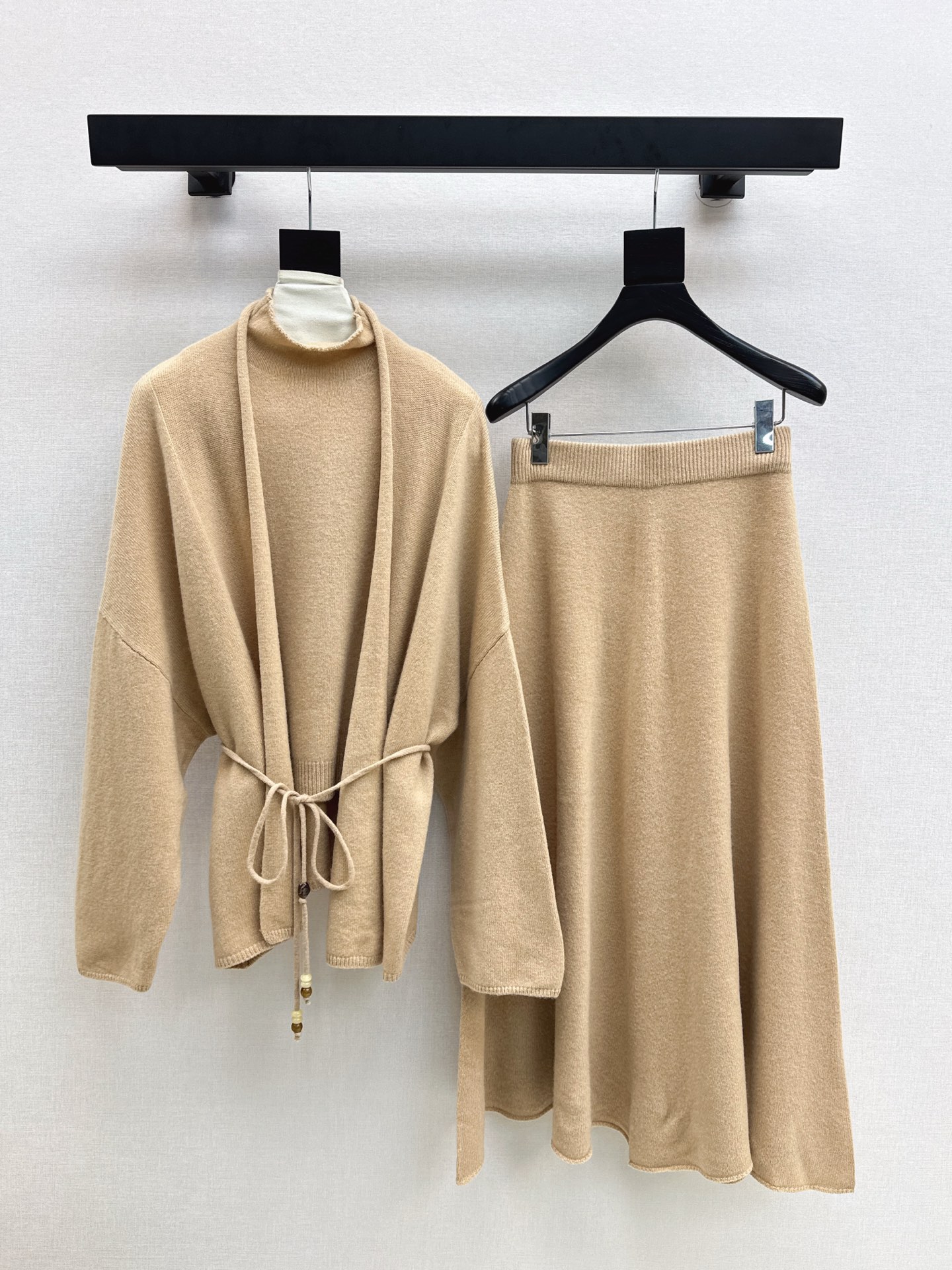 NO:563206,Exclusive first CD 25Ss - the latest lazy style wool suit for autumn and winter. High collar sleeveless vest + belted cardigan + skirt. Hot-selling Maillard color. 100% worsted wool yarn fabric. Simple and elegant lazy version. Durable. Warmth and appearance are both online. The most practical and versatile boutique. Autumn and winter base layering for daily high-end!  !  Extra large elasticity that doesn’t care about your figure. Sold as a set. Three colors available for sale. SML, skirts, alexander wang19860909独家首发 CD 25Ss———秋冬最新款慵懒风羊毛套装高领无袖背心+腰带开衫+半裙 爆单款美拉德色系 百分百精纺羊毛纱线面料 简约大气慵懒版型 经久耐穿 保暖度和颜值却都在线～～最实穿百搭的精品 秋冬打底叠穿日常高级！！超大弹力不挑身材 一套出售 三色色现货发售sml,,skirts,alexander wang,Women's clothing